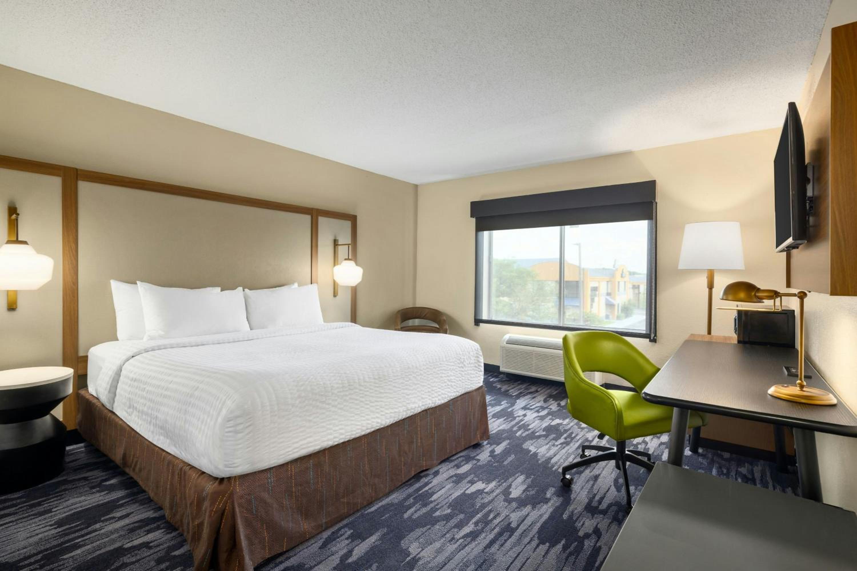 King Room with Bathtub - Mobility Access/Hearing Accessible - Photo 2