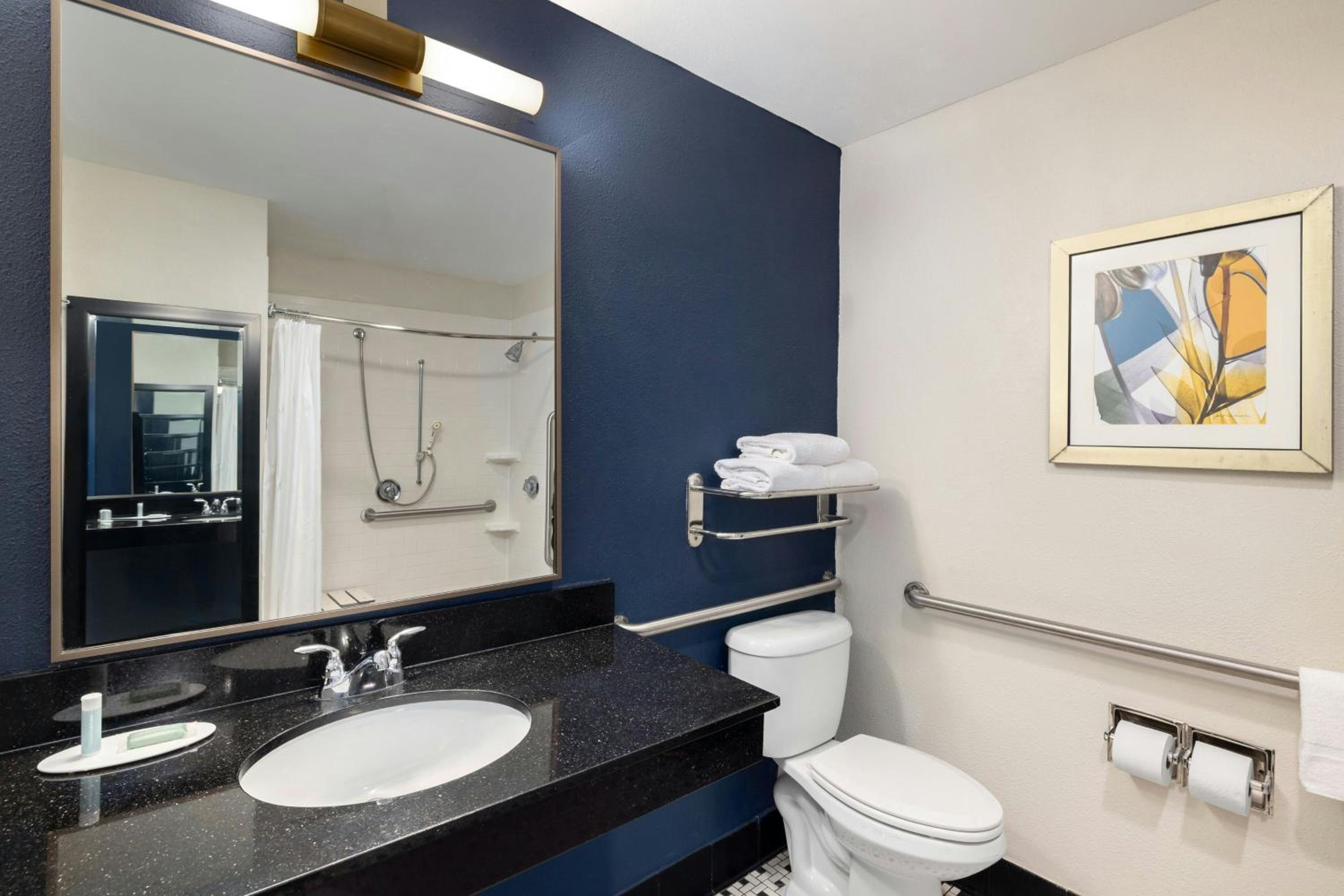 Double Room with Two Double Beds and Adapted Tub - Mobility and Hearing Accessible - Photo 7