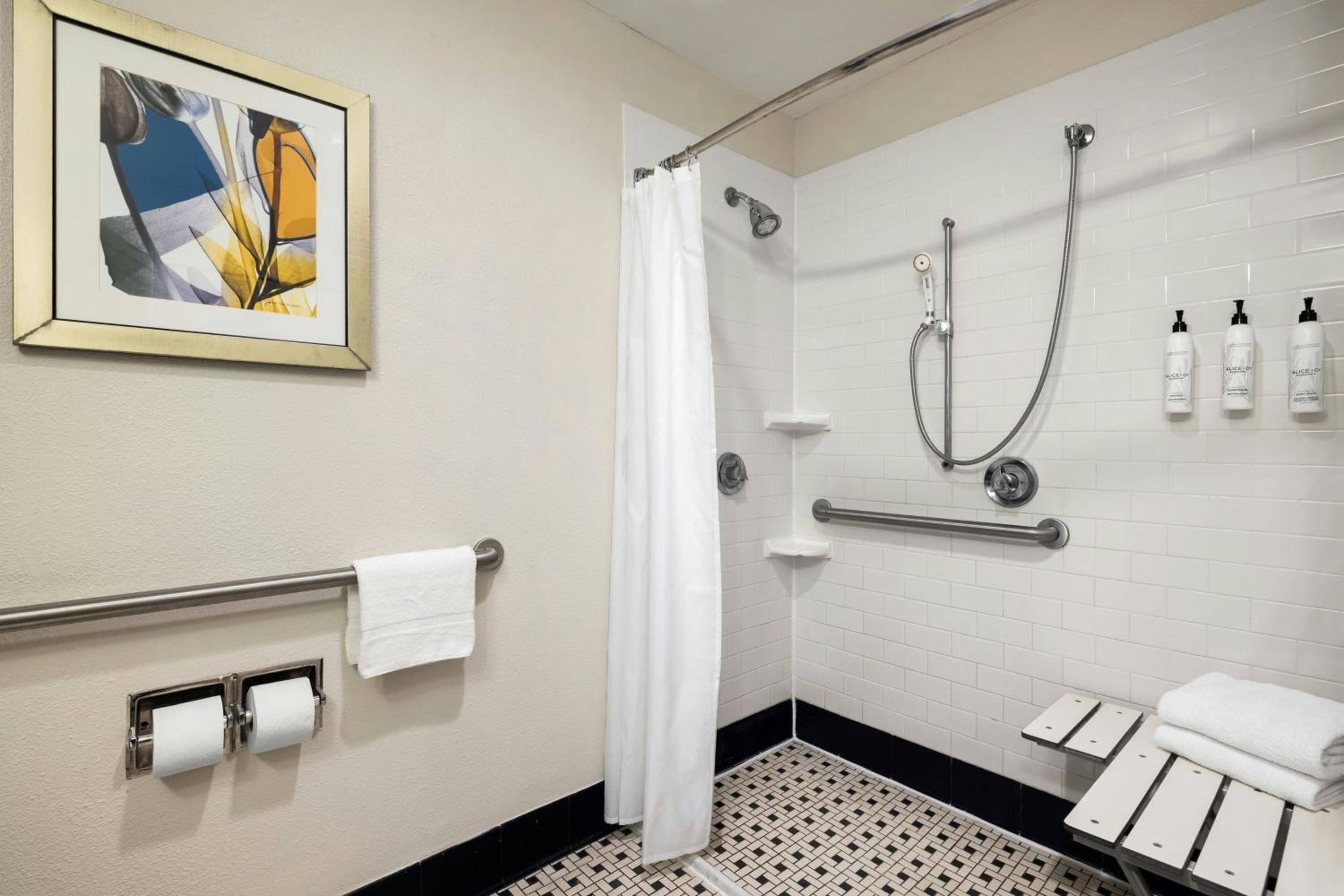 Double Room with Two Double Beds and Adapted Tub - Mobility and Hearing Accessible - Photo 8