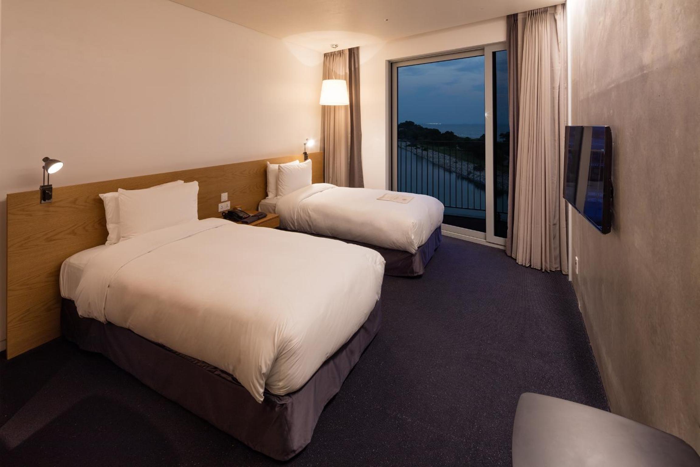 Standard Twin Room with Sea View photo 2