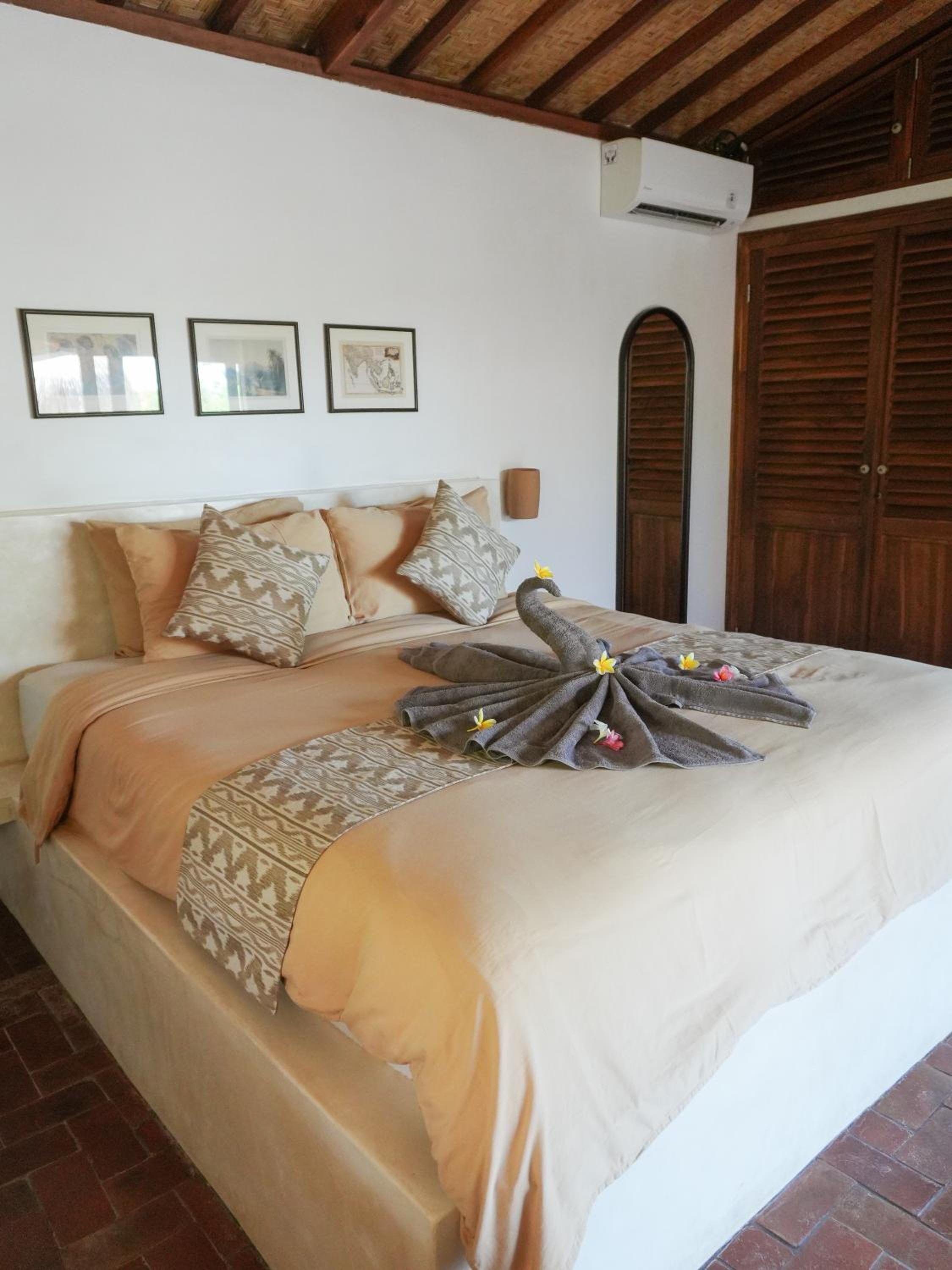 Villa with Private Pool - Photo 11