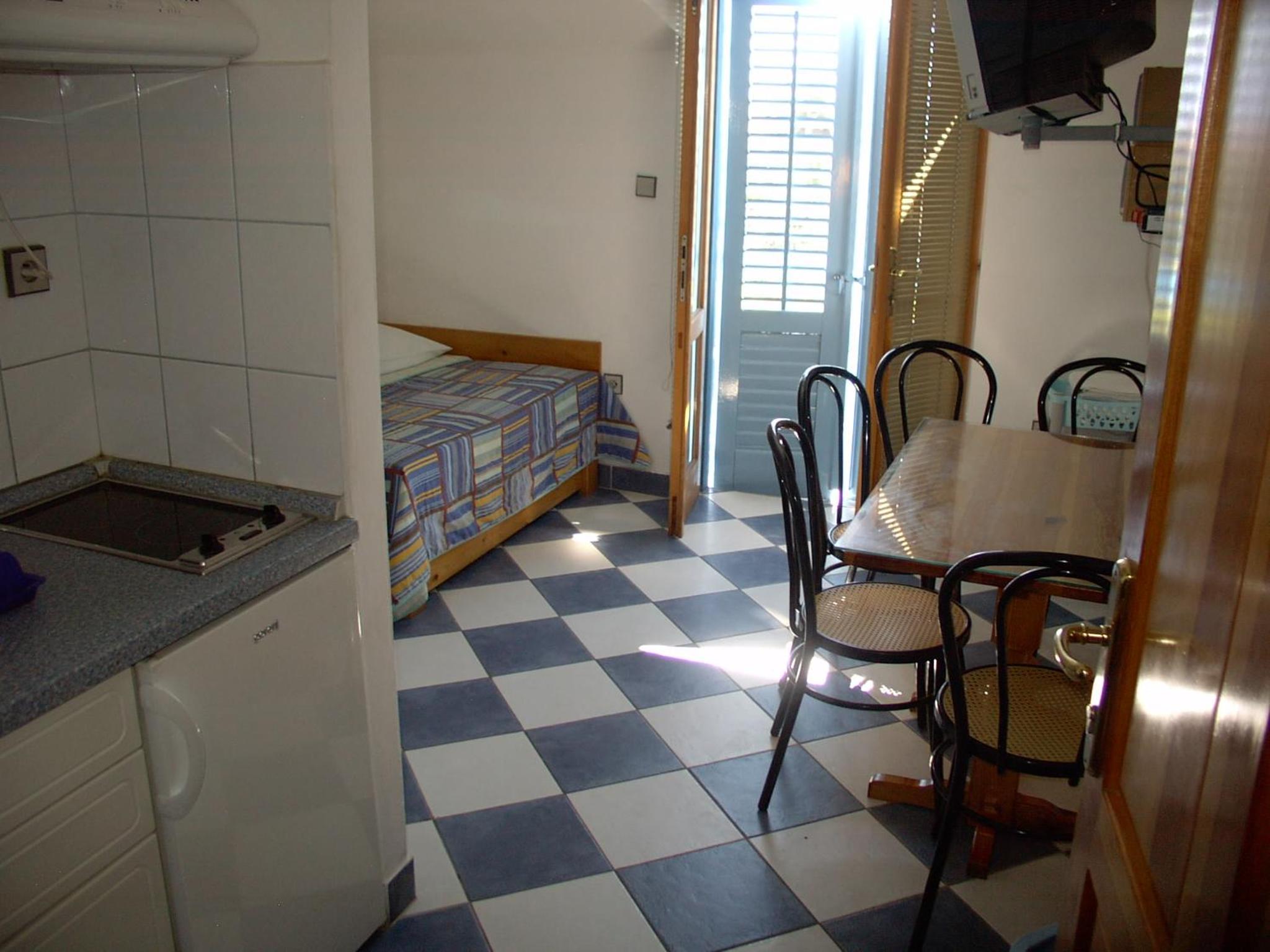 Studio with Balcony - Photo 18