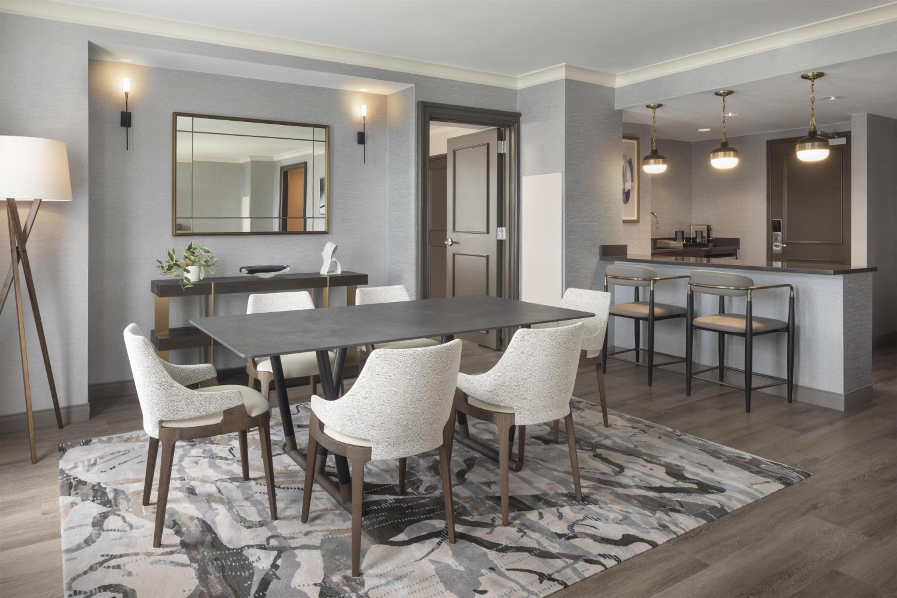 Luxury Suite - Photo 2