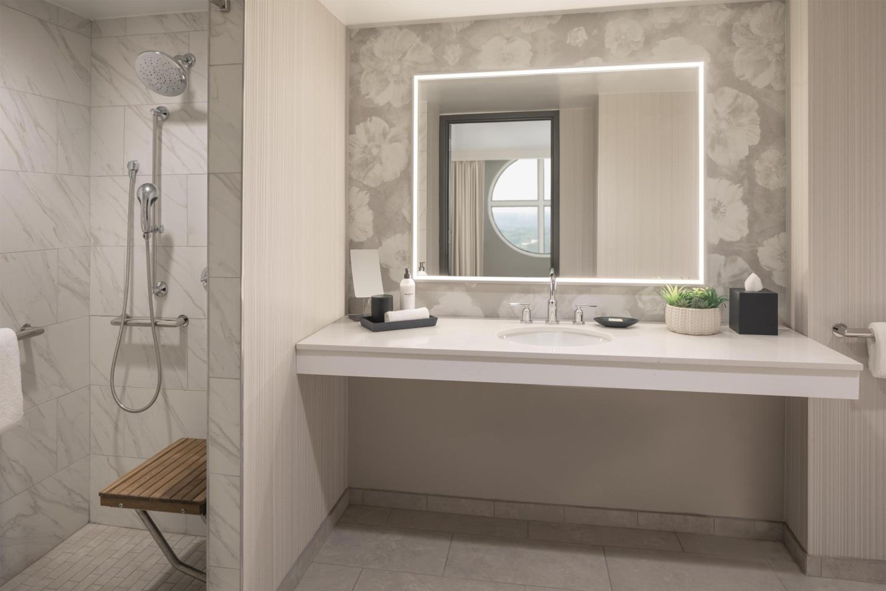 King Room - Mobility Accessible  - Photo 2