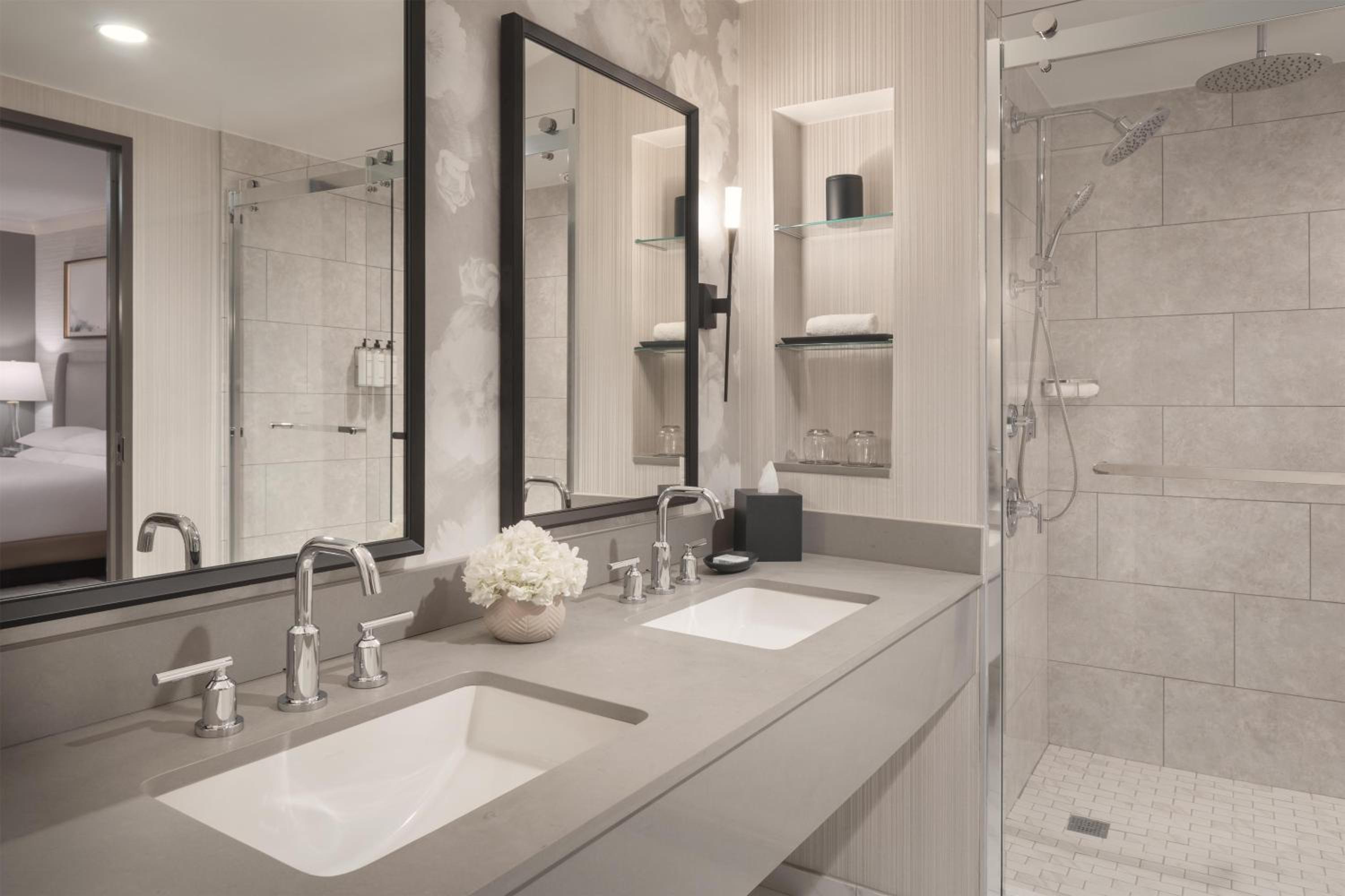 Luxury Suite - Photo 5