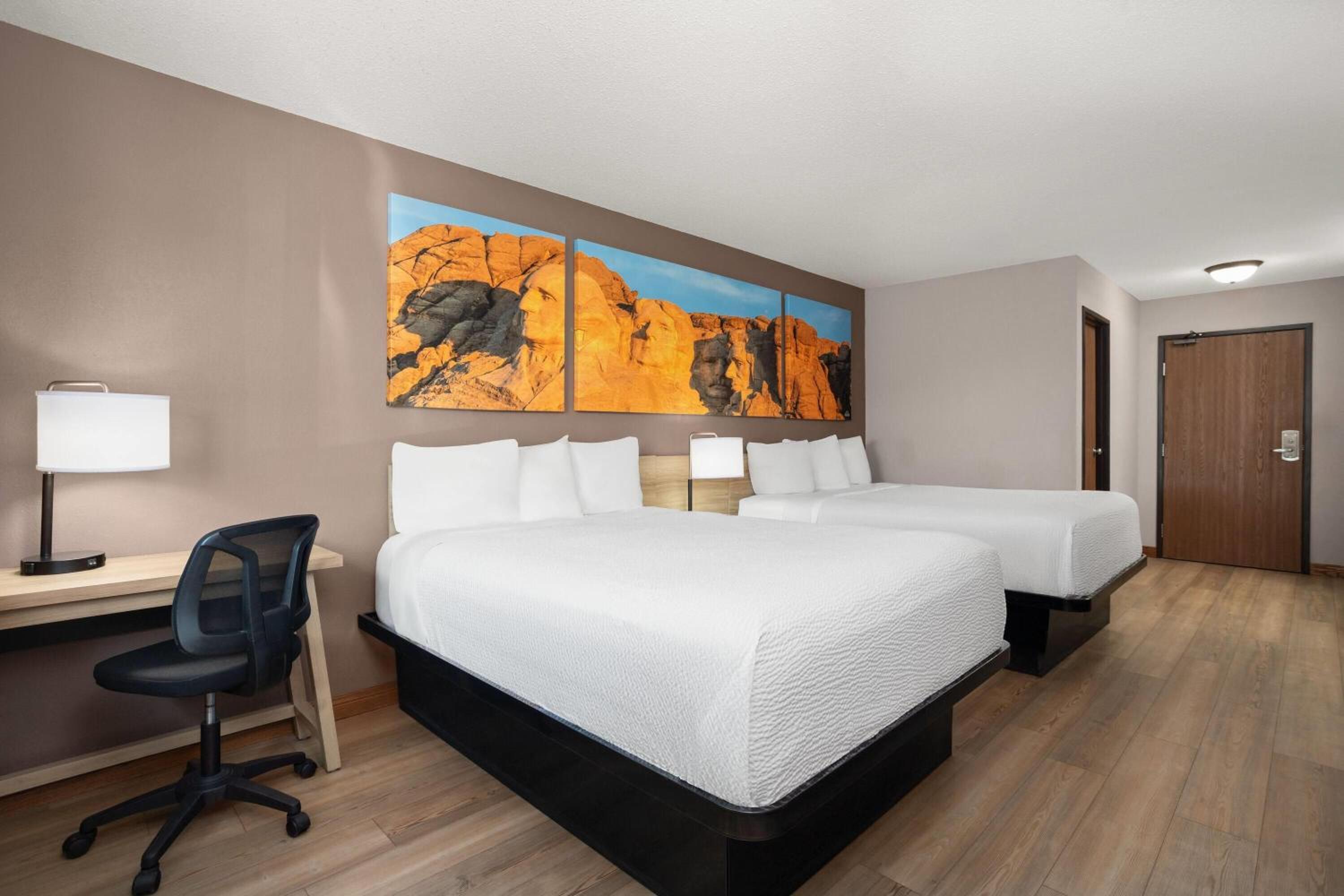 Queen Room with Two Queen Beds - Non-Smoking - Photo 2