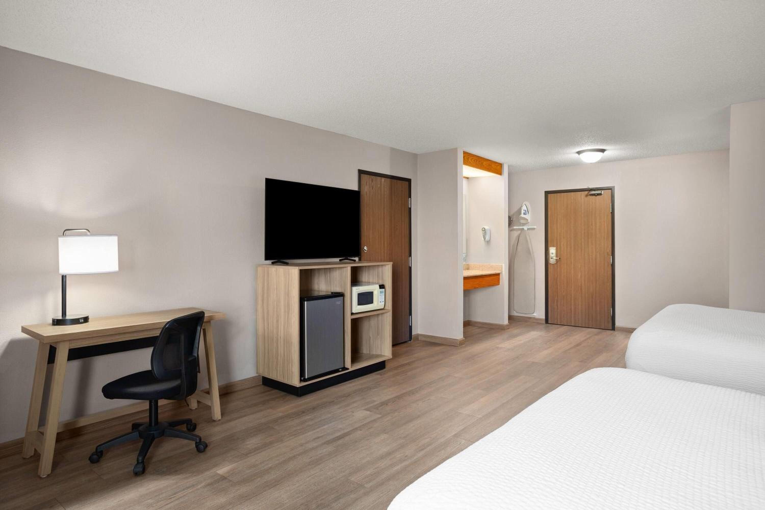 Deluxe Queen Room with Two Queen Beds - Non-Smoking - Photo 2