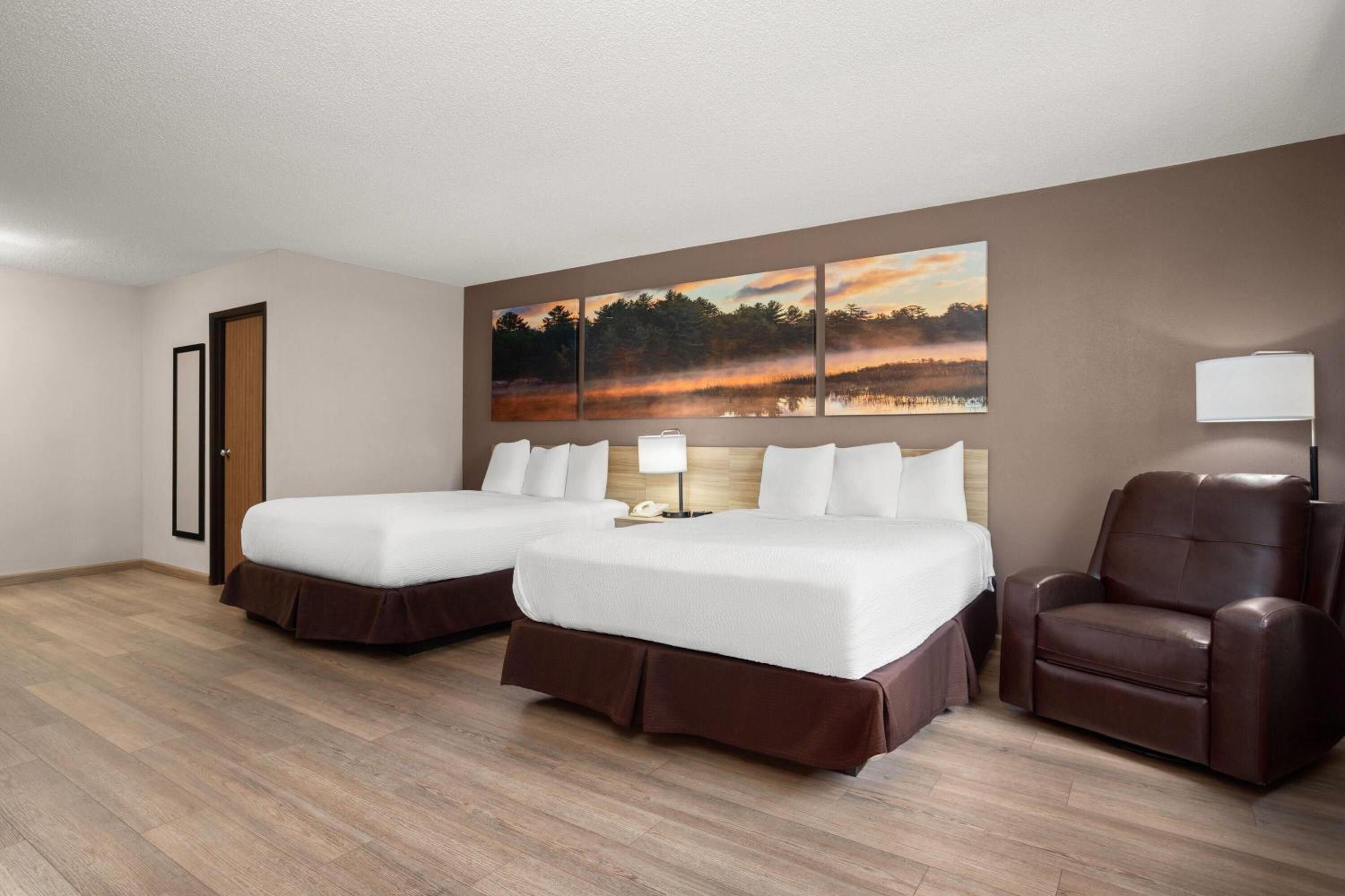 Deluxe Queen Room with Two Queen Beds - Non-Smoking - Photo 3