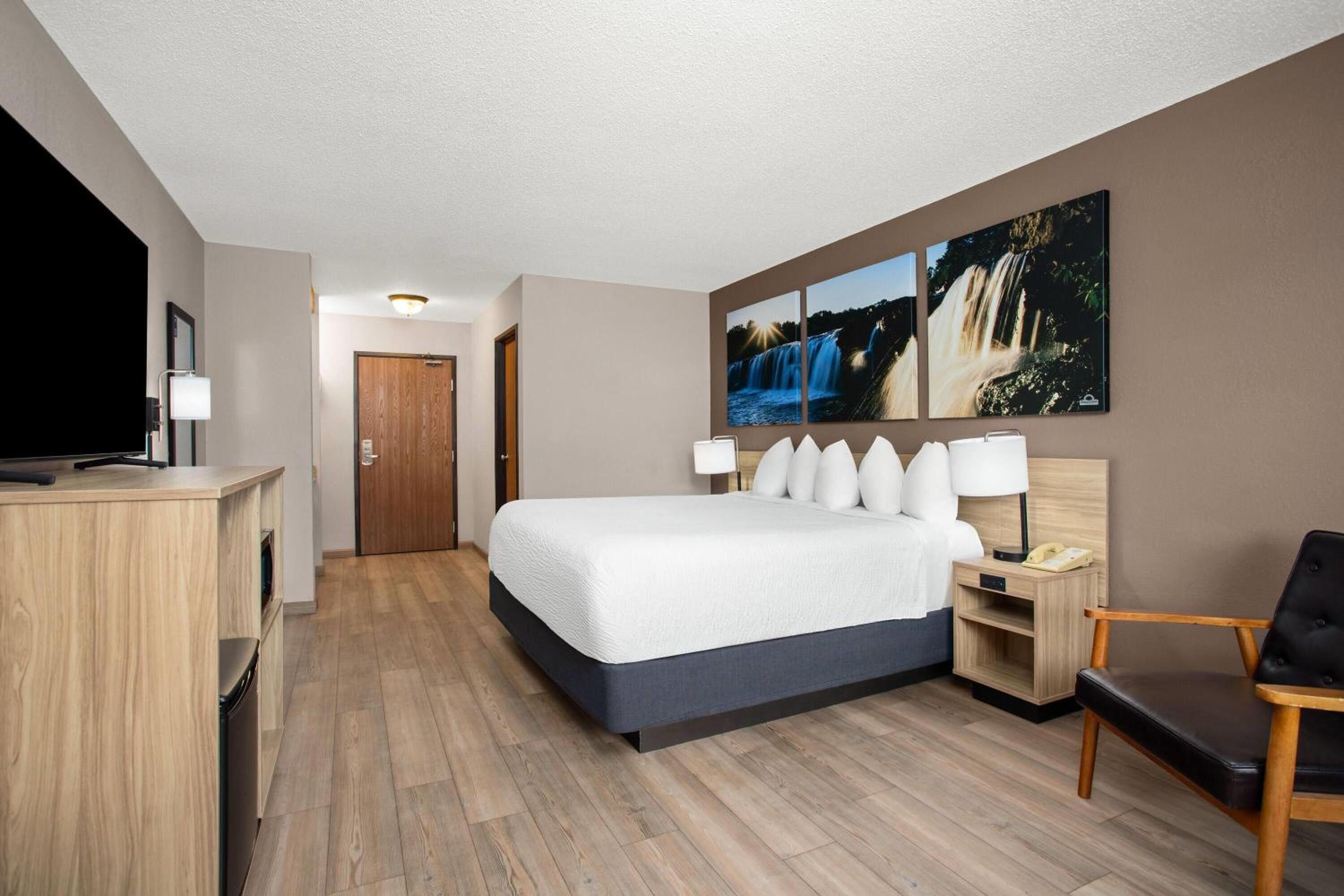 King Room - Non-Smoking - Photo 2