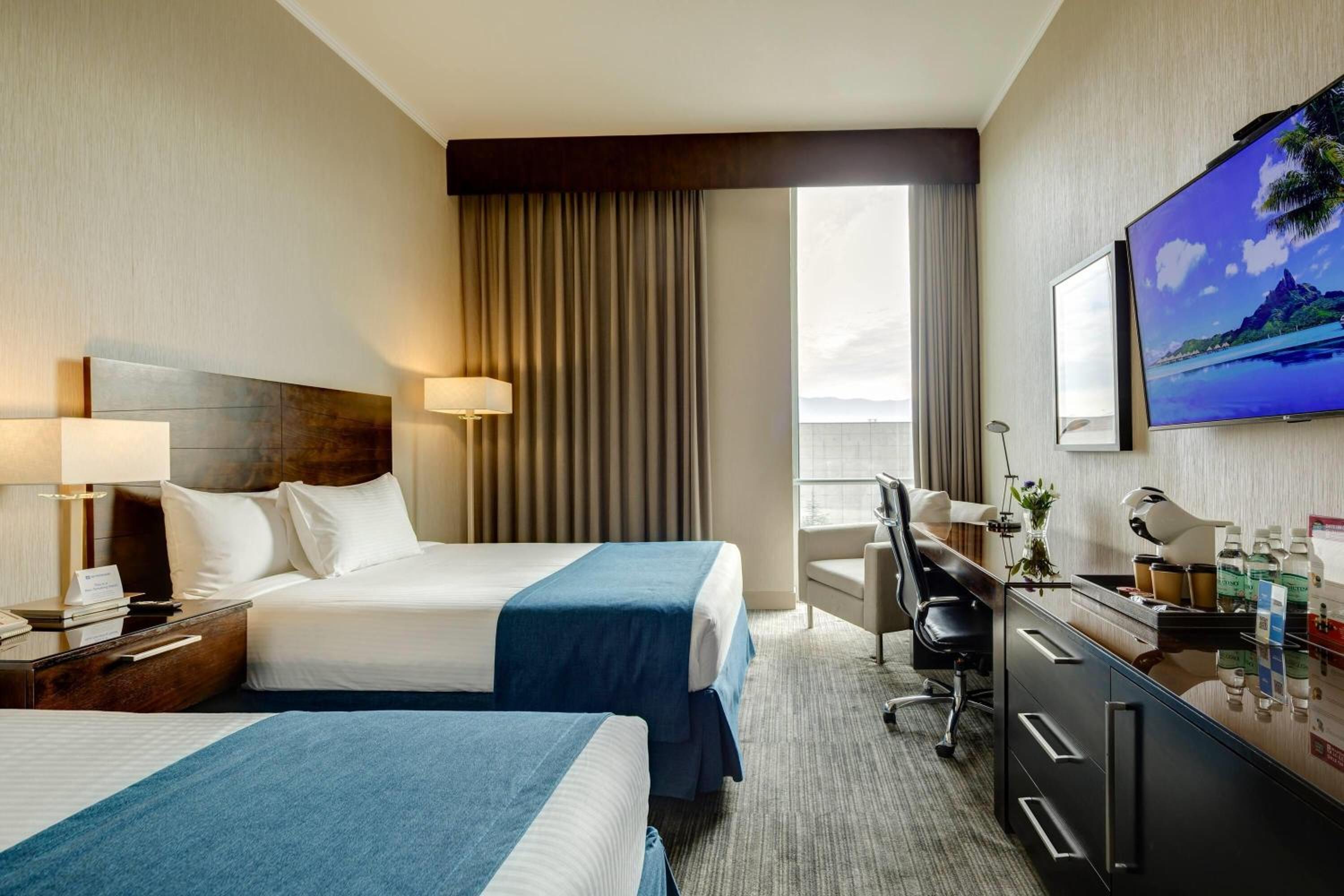 Queen Room with Two Queen Beds - Non-Smoking photo 1