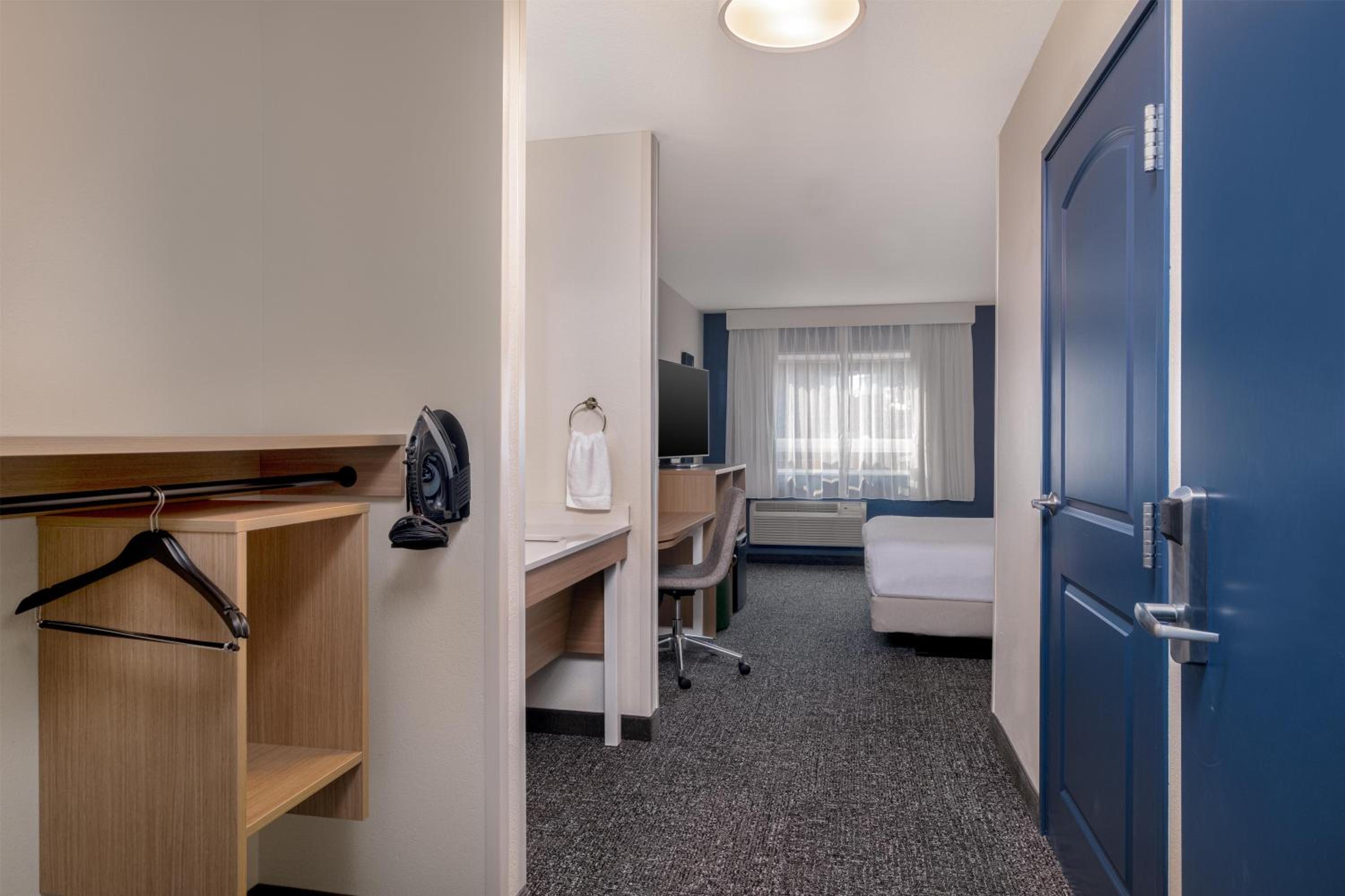 Queen Room with Roll-In Shower - Mobility Access photo 3