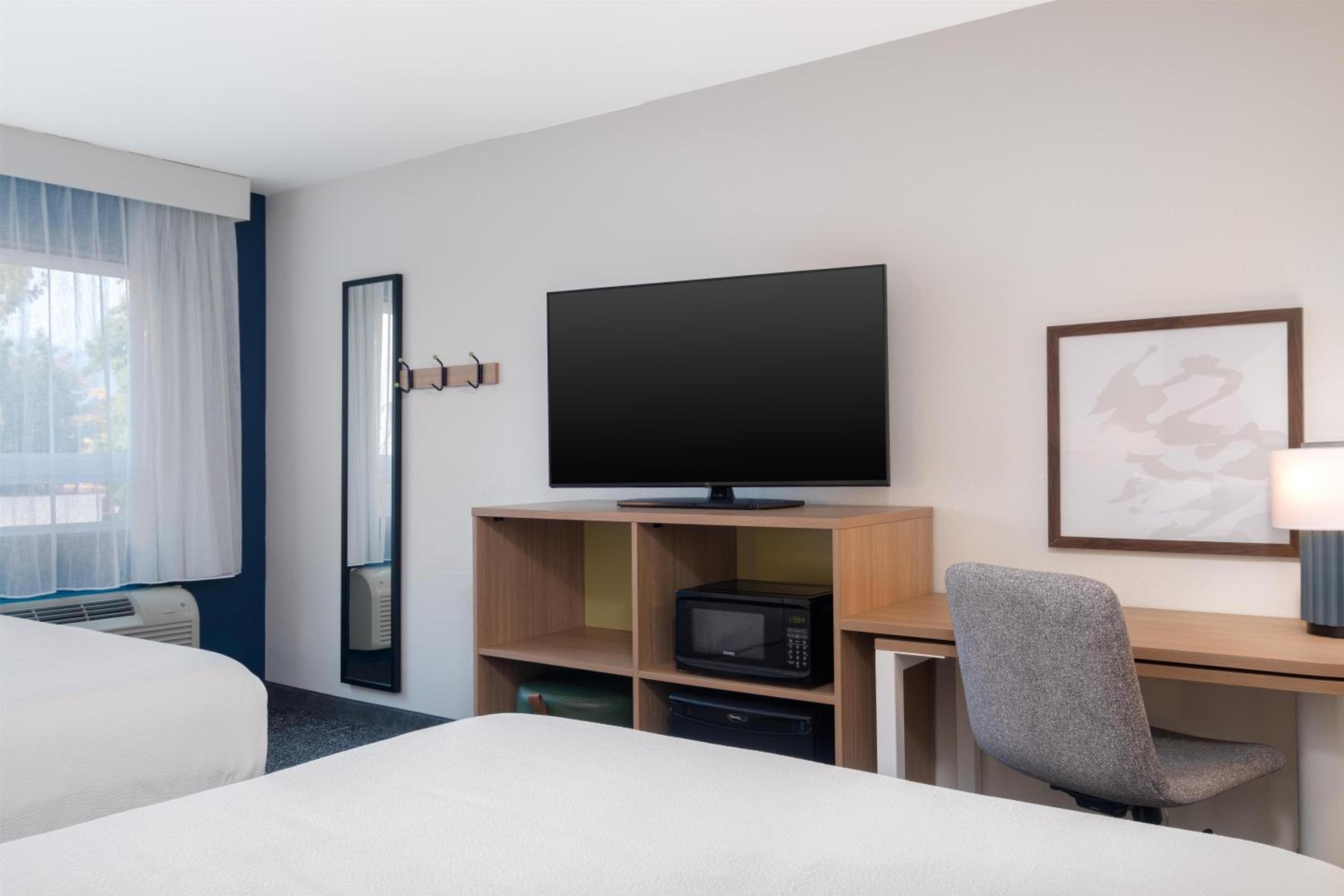 Queen Room with Two Queen Beds - Photo 3
