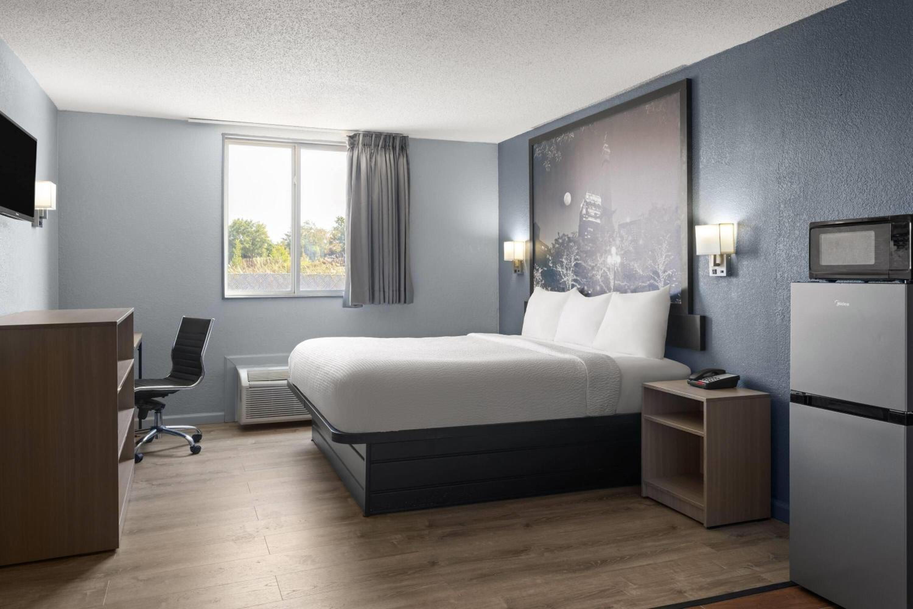 King Room with Roll-in Shower - Mobility Access/Non-Smoking photo 1