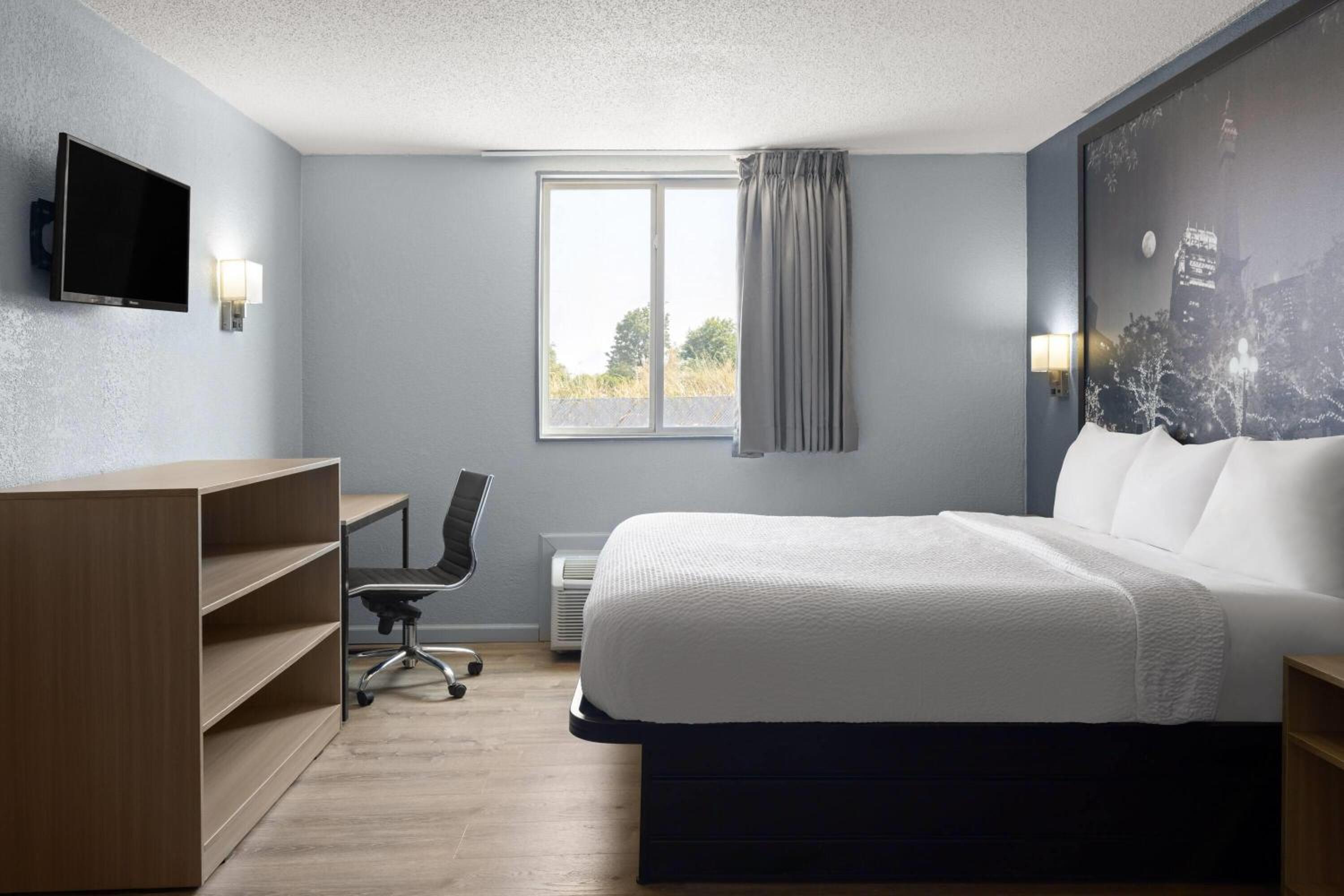 King Room with Roll-in Shower - Mobility Access/Non-Smoking photo 2