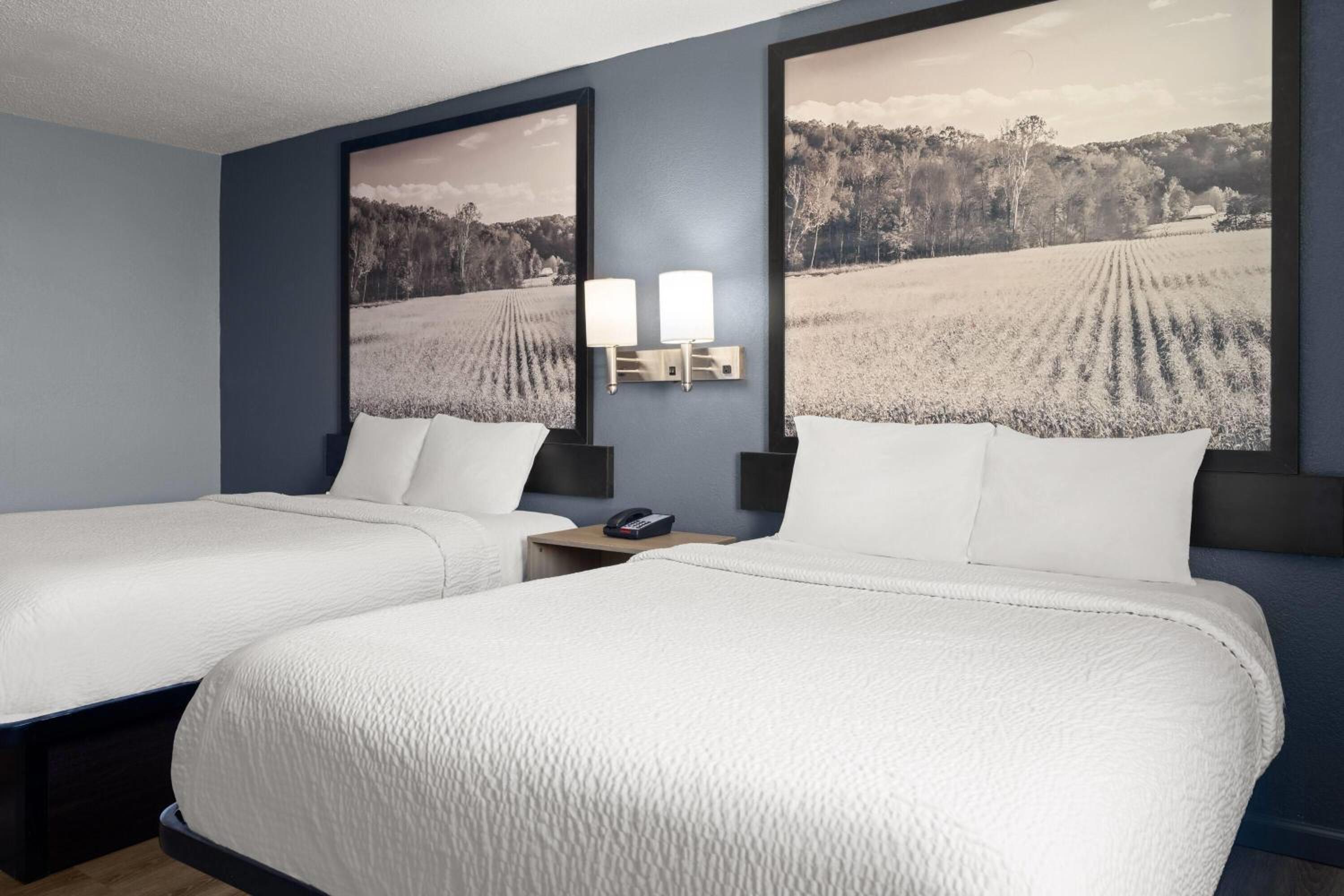 Deluxe Queen Room with Two Queen Beds - Non-Smoking photo 3