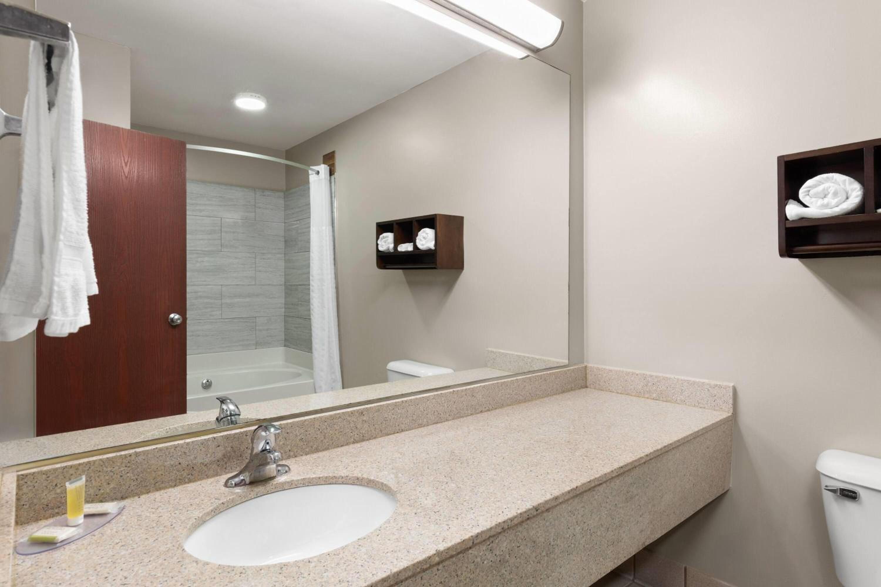 Deluxe King Room - Non-Smoking - Photo 4
