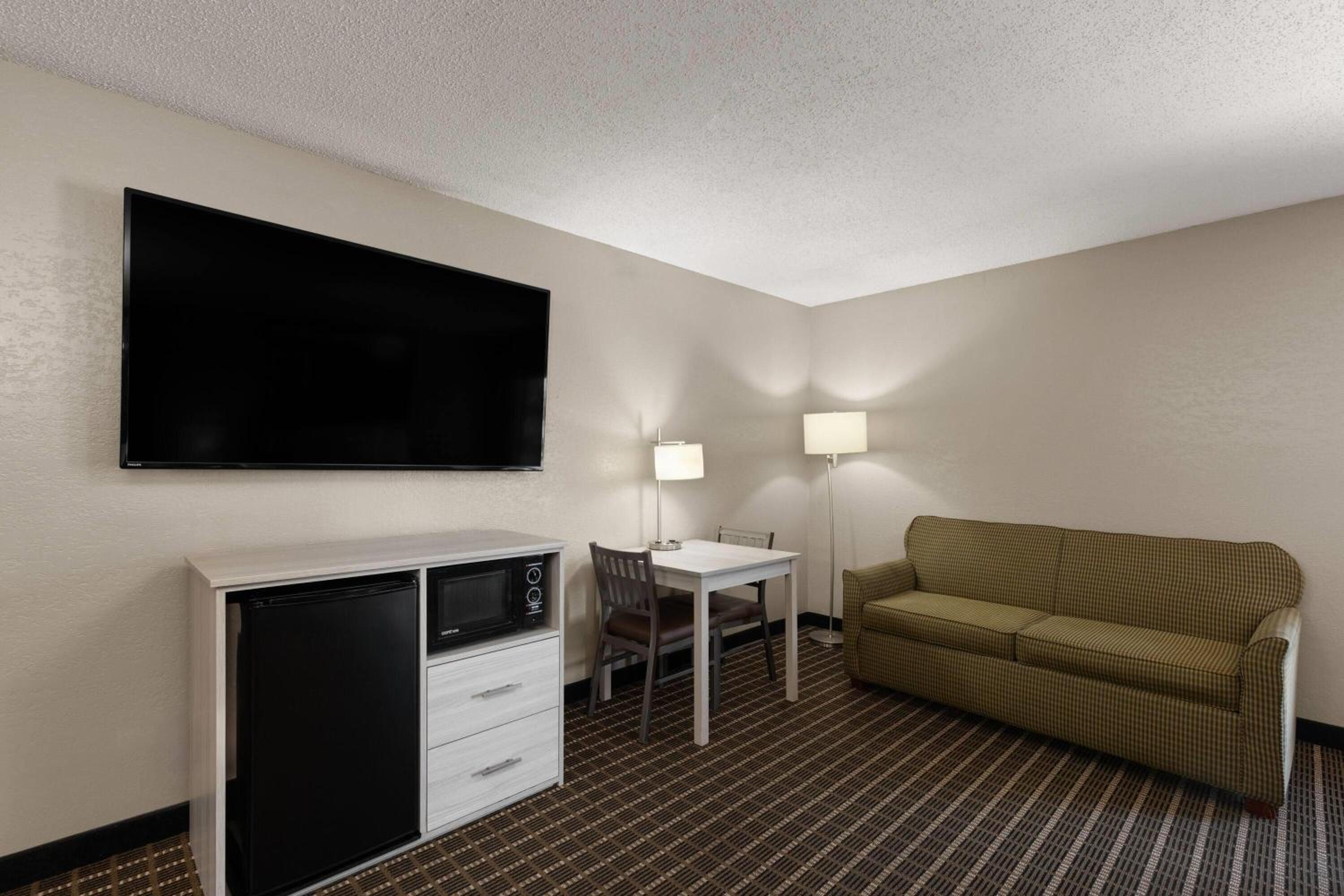 Business Queen Room with Two Queen Beds - Non-Smoking - Photo 4