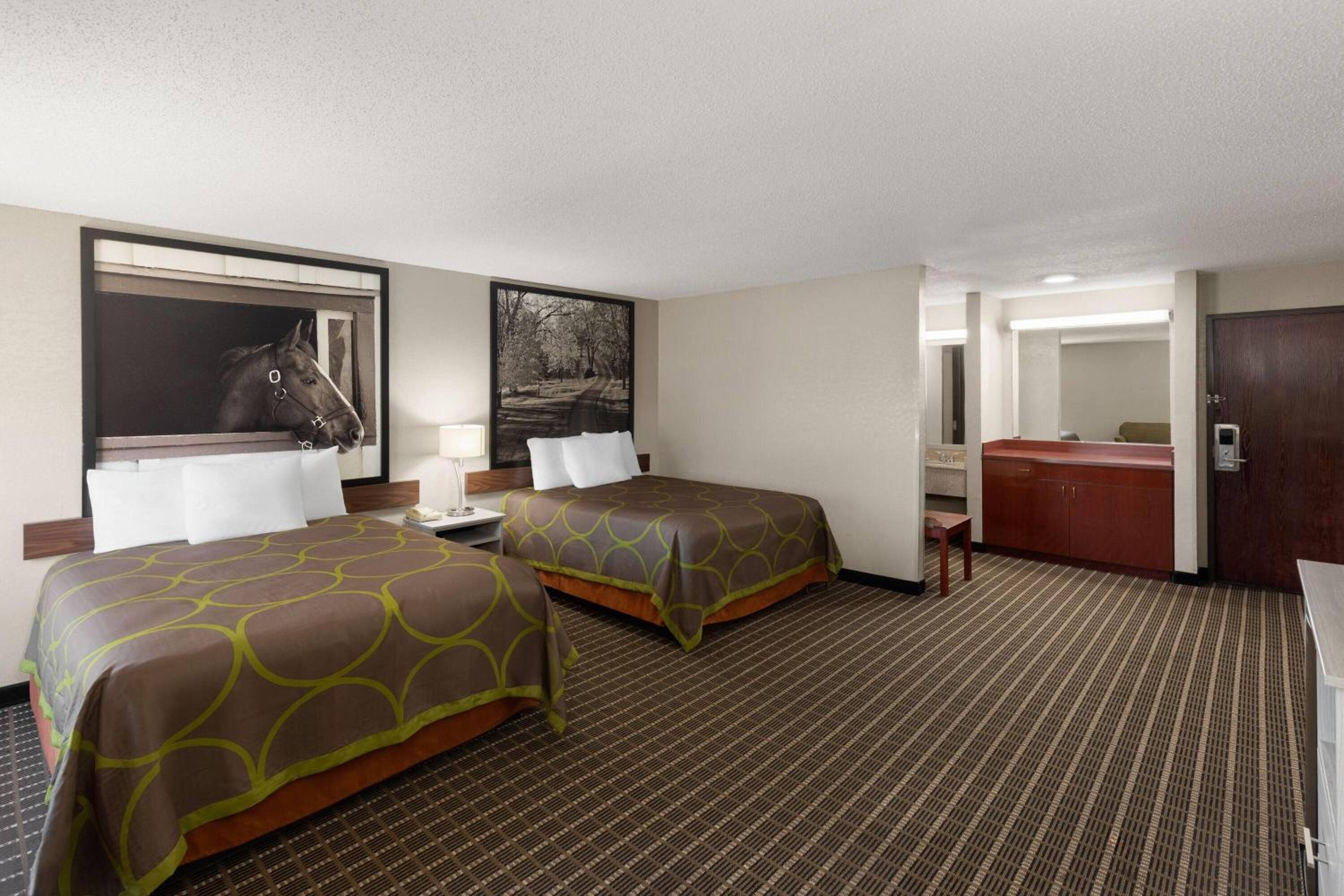 Business Queen Room with Two Queen Beds - Non-Smoking - Photo 1