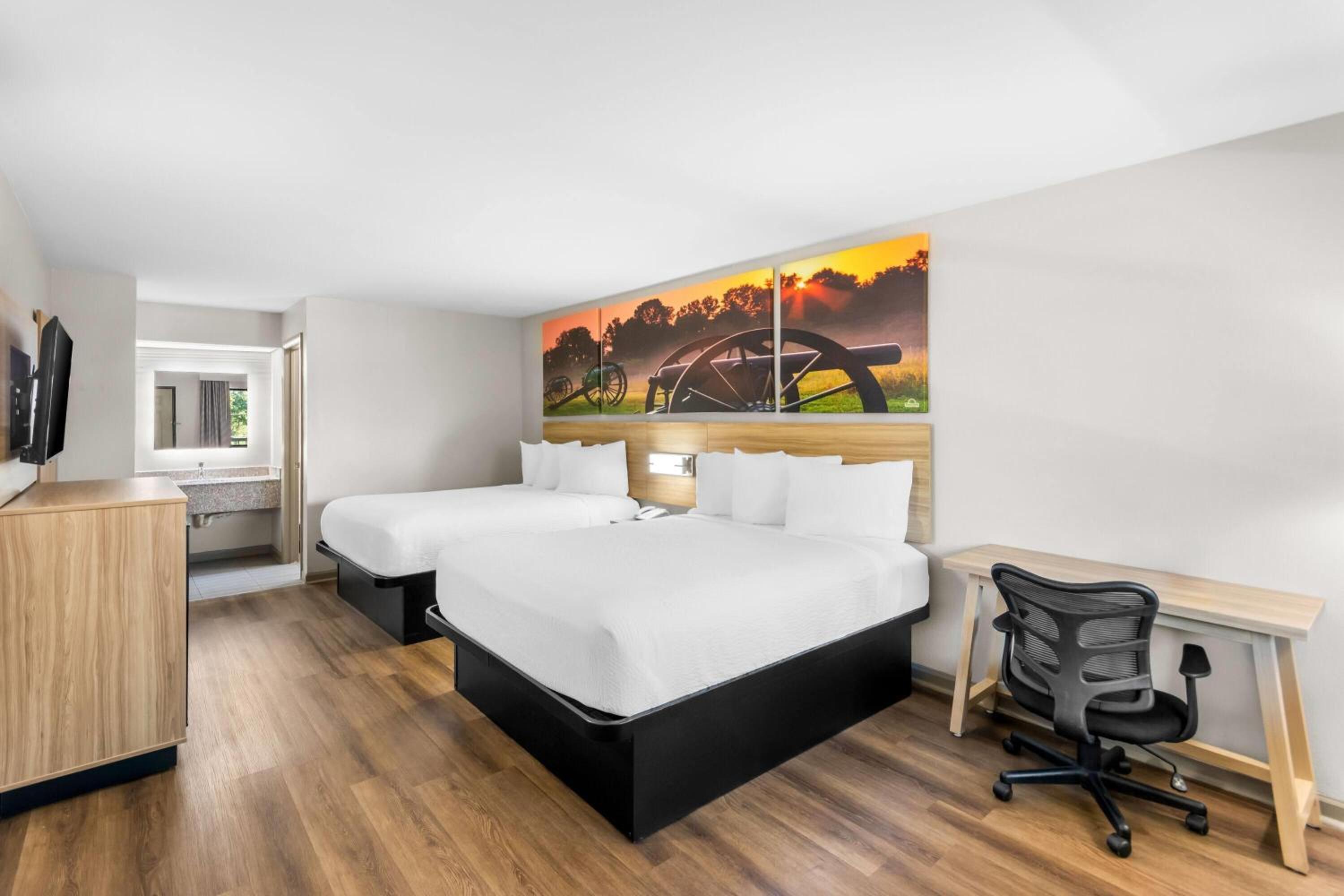 Queen Room with Two Queen Beds - Non-Smoking - Photo 4