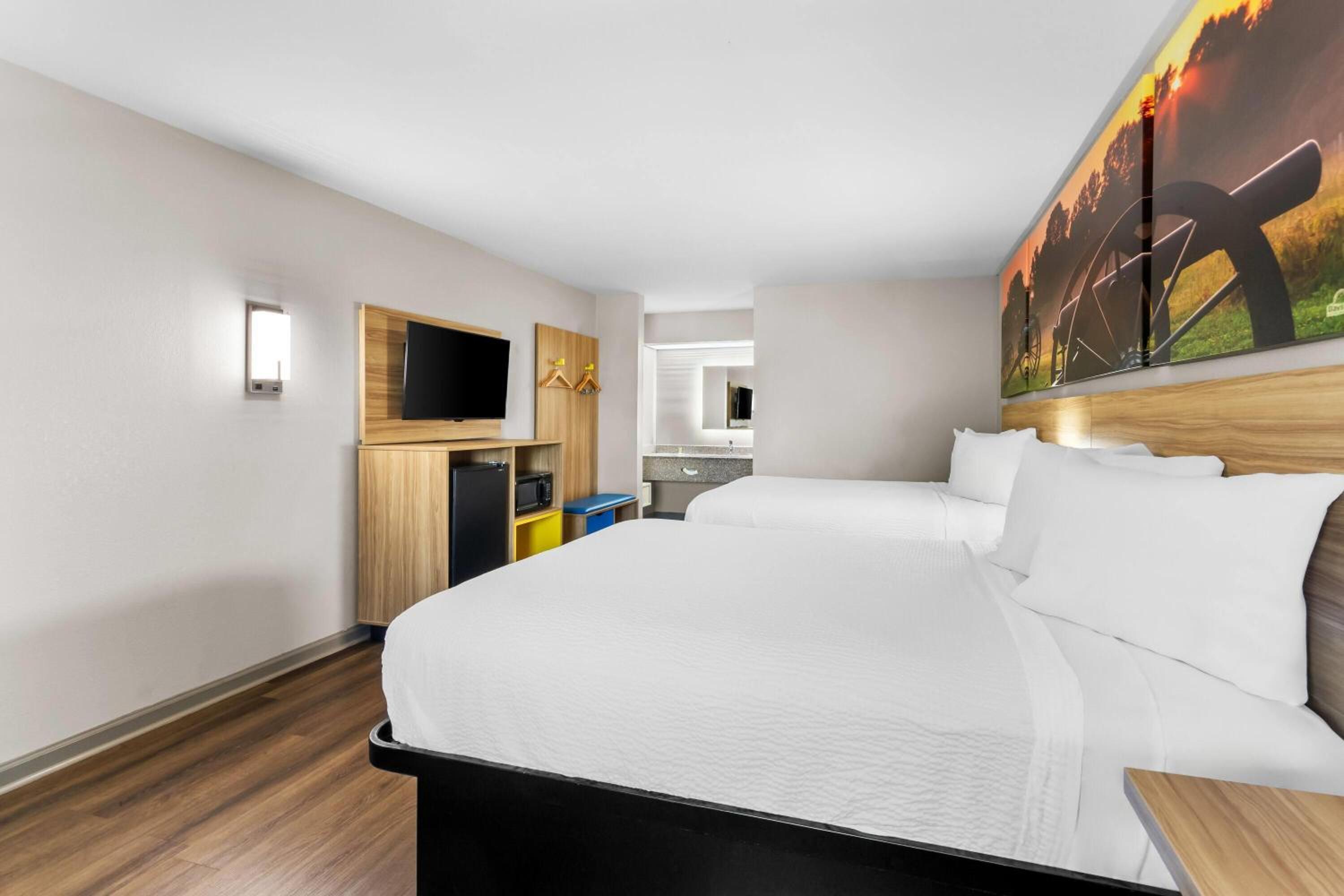 Queen Room with Two Queen Beds - Non-Smoking - Photo 1