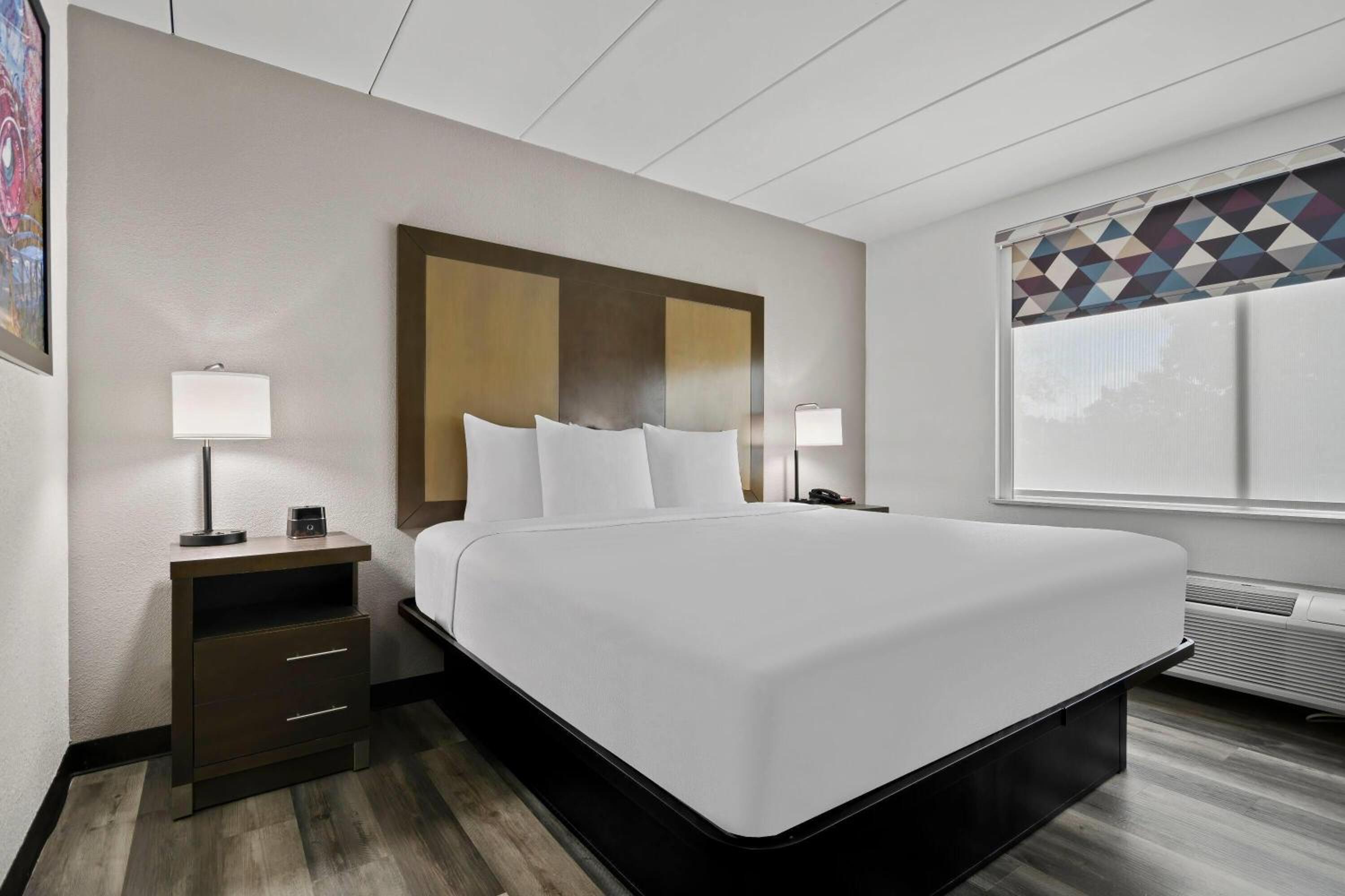 Deluxe King Room - Photo 2