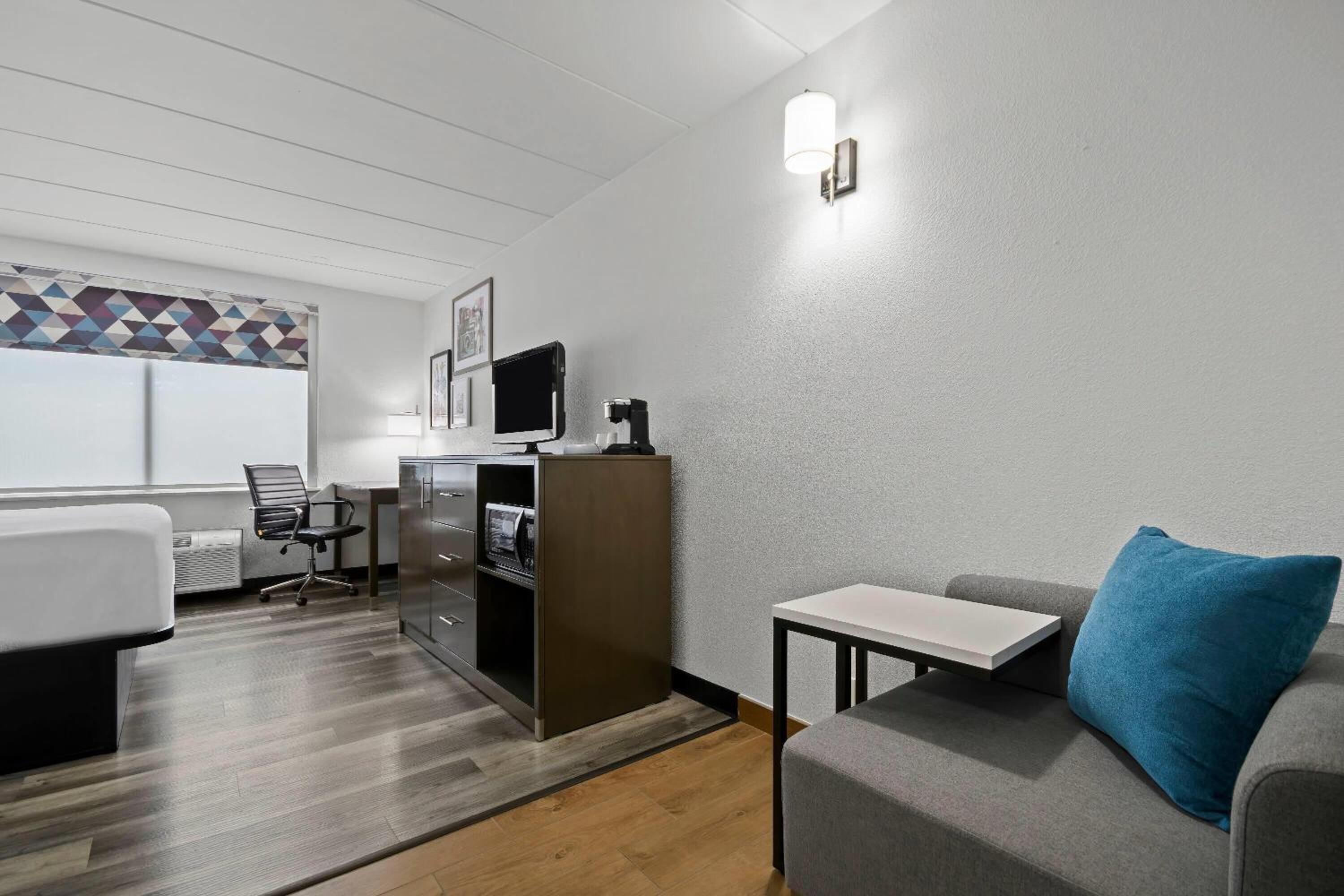 Deluxe King Room - Photo 3