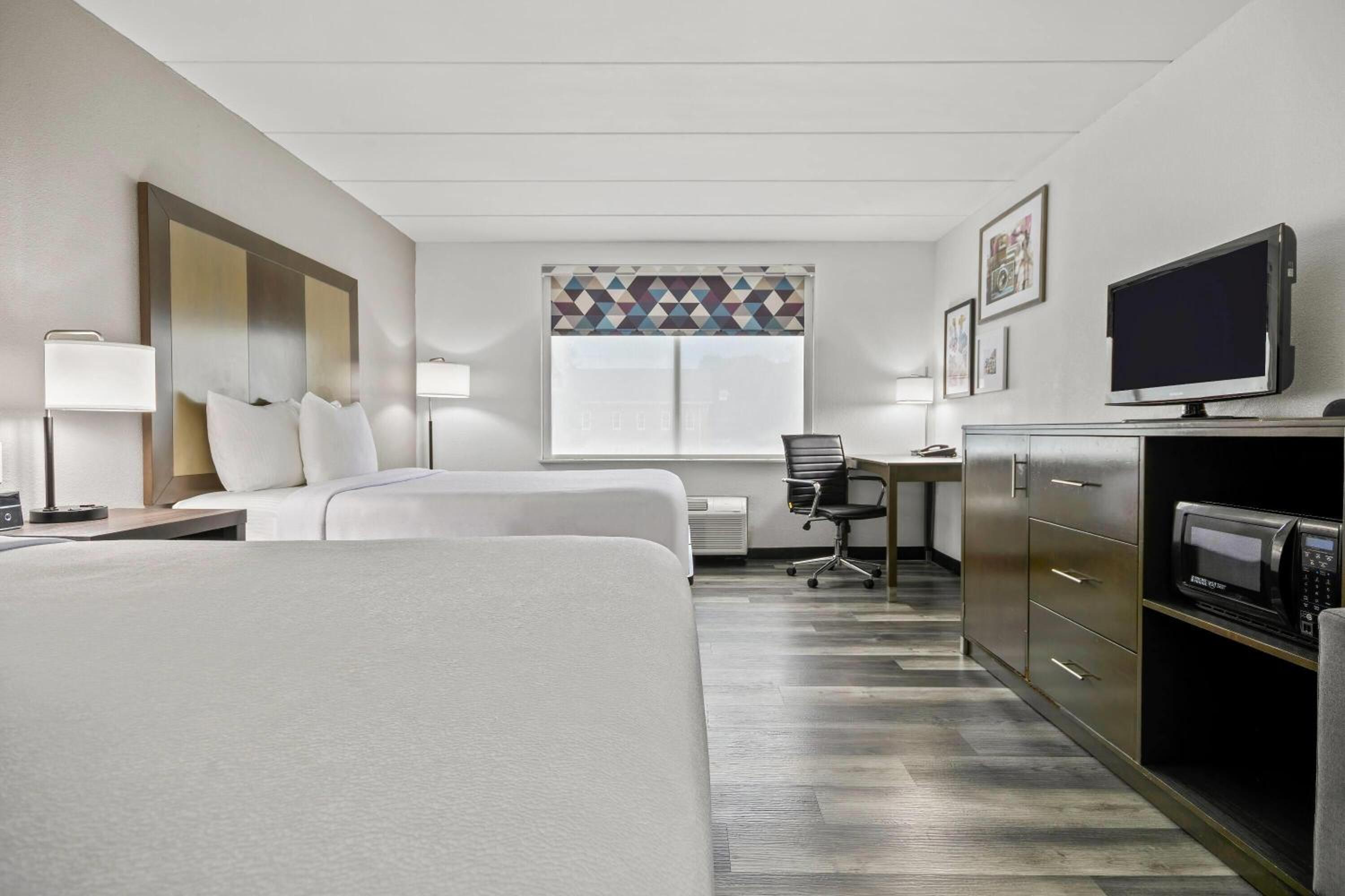 Deluxe Queen Room with Two Queen Beds - Photo 3