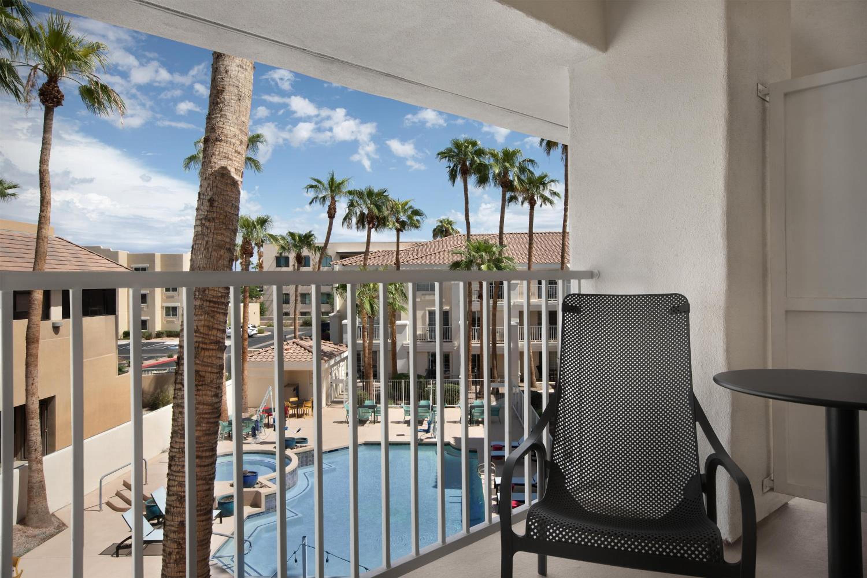 King Studio Suite with Balcony or Patio - Photo 2