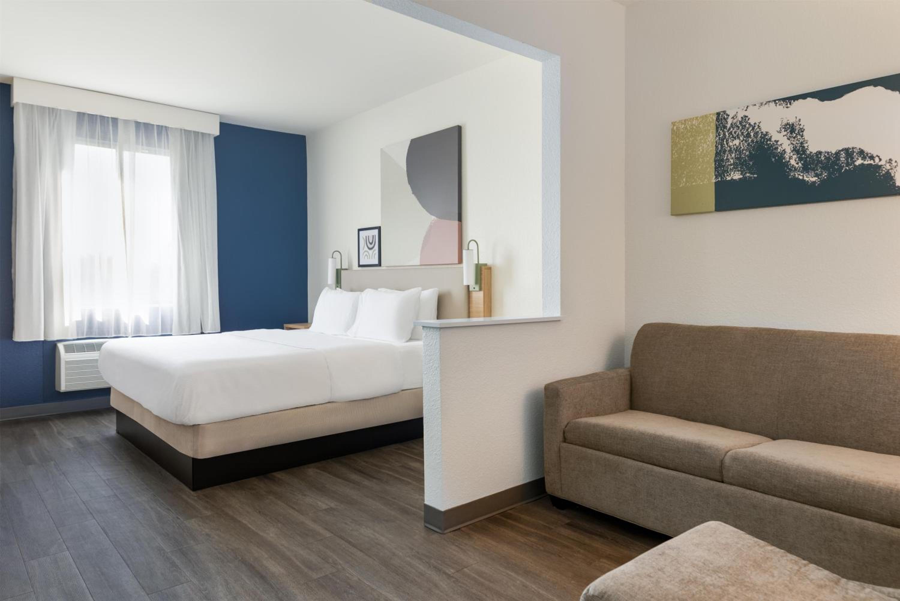 King Room with Sofa Bed - Non-Smoking - Photo 2