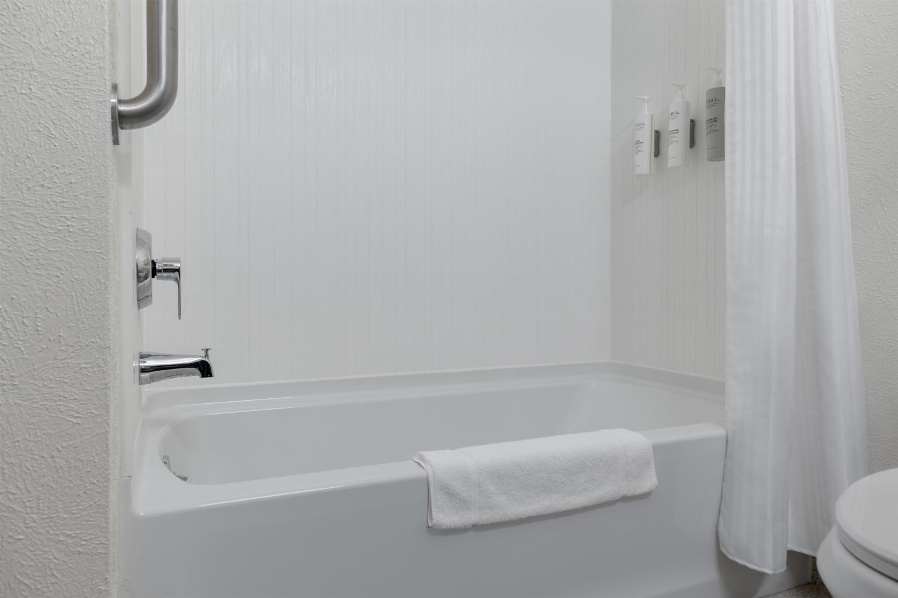 Queen Room with Two Queen Beds - Photo 2