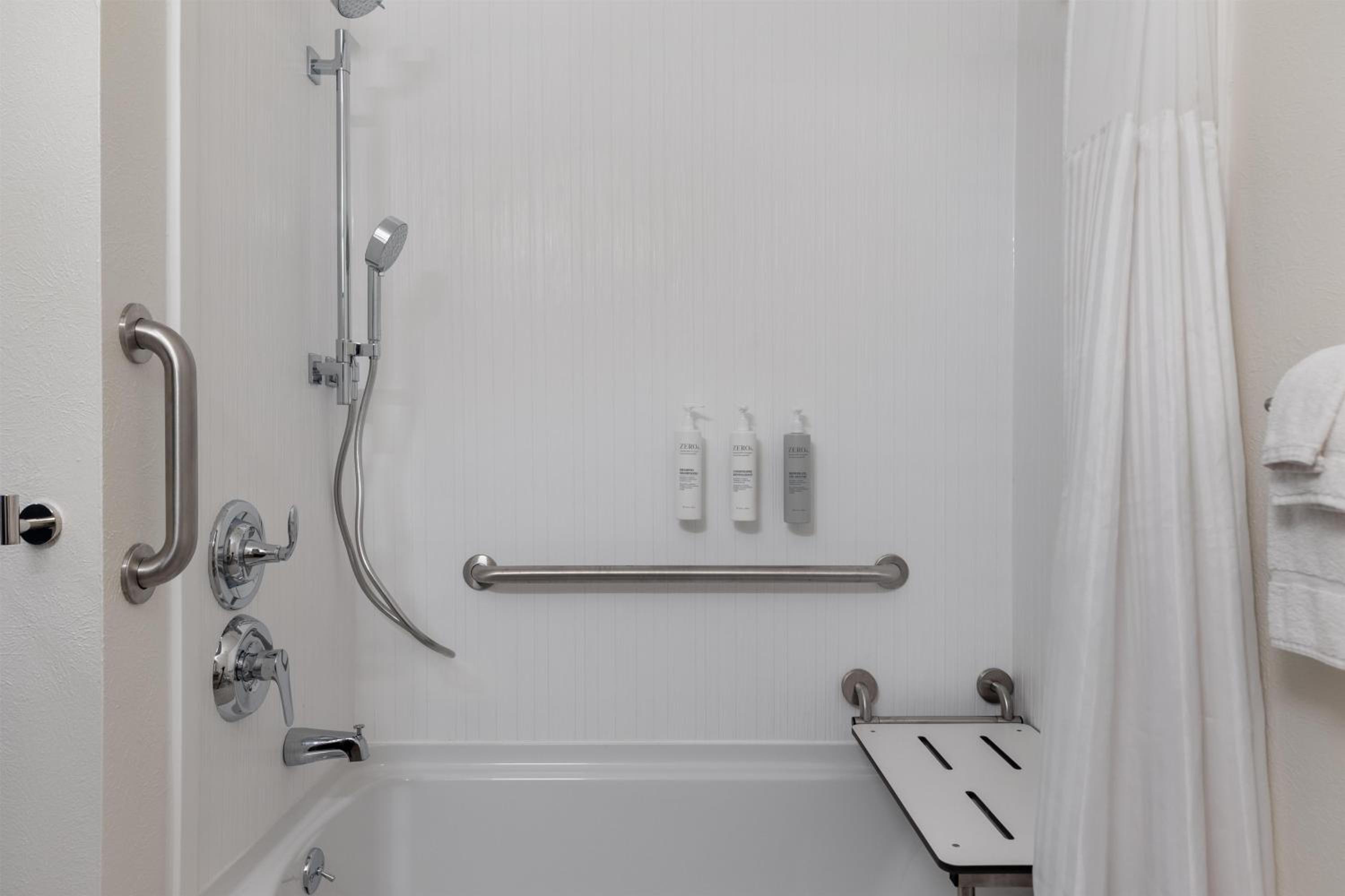 Queen Room with Sofa Bed and Bath Tub - Mobility Accessible - Photo 2