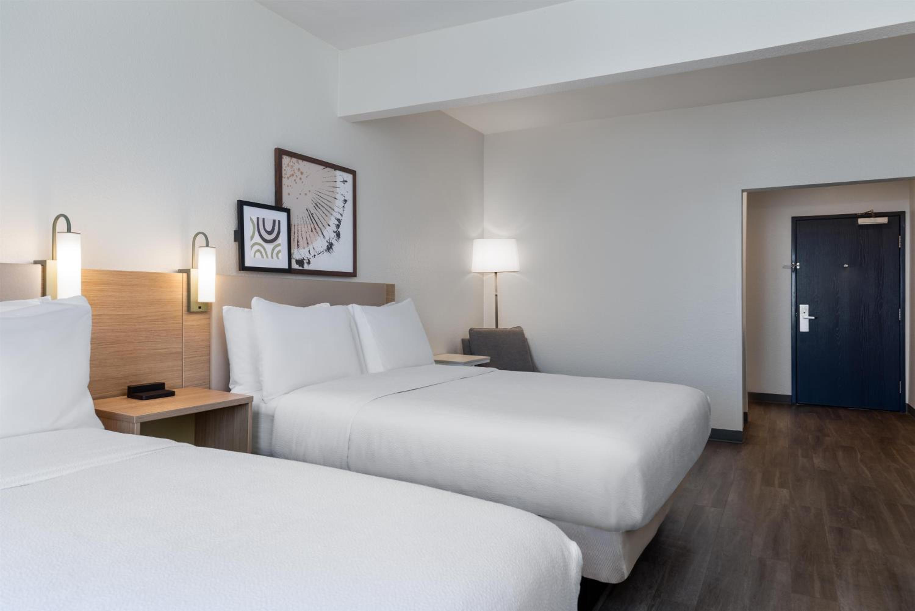 Queen Room with Two Queen Beds - Photo 4