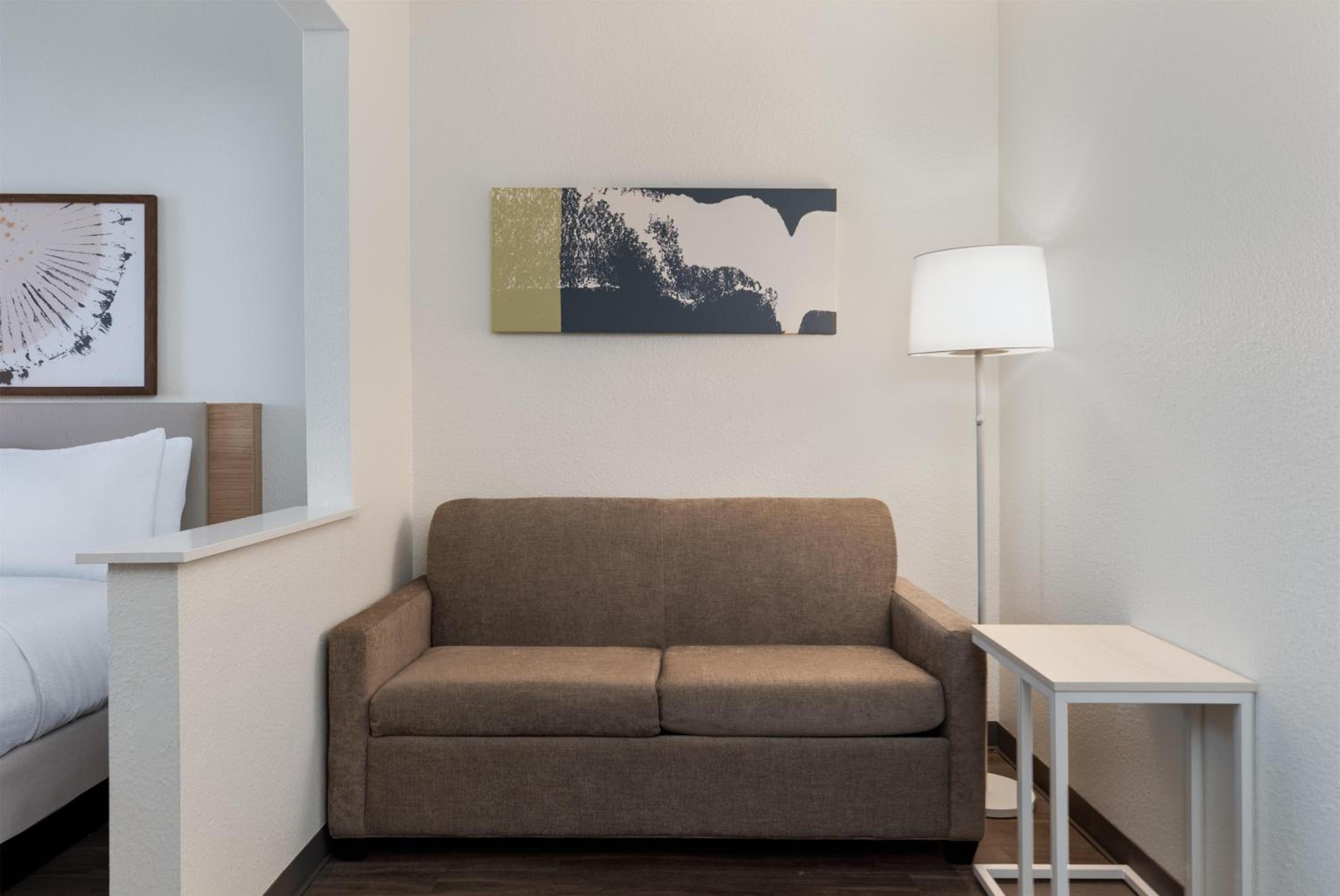 King Room with Sofa Bed - Non-Smoking - Photo 3