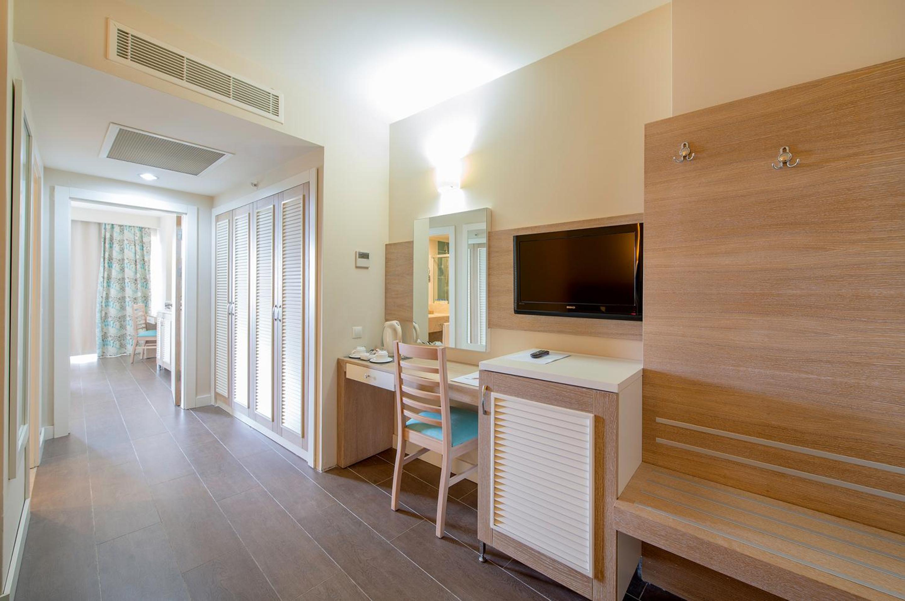Family Room with Sea View photo 2