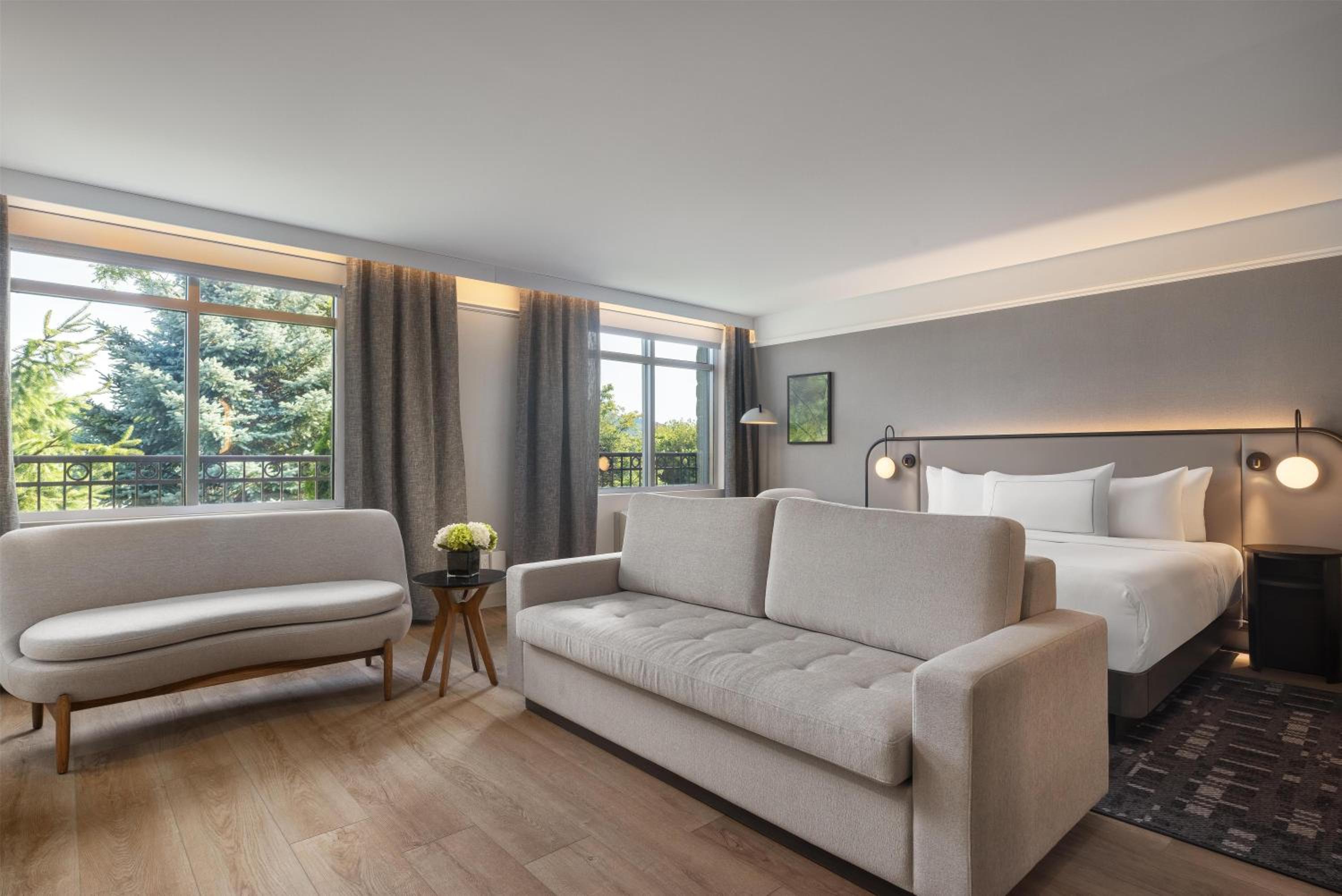 Junior King Suite with Seating Area - Photo 3