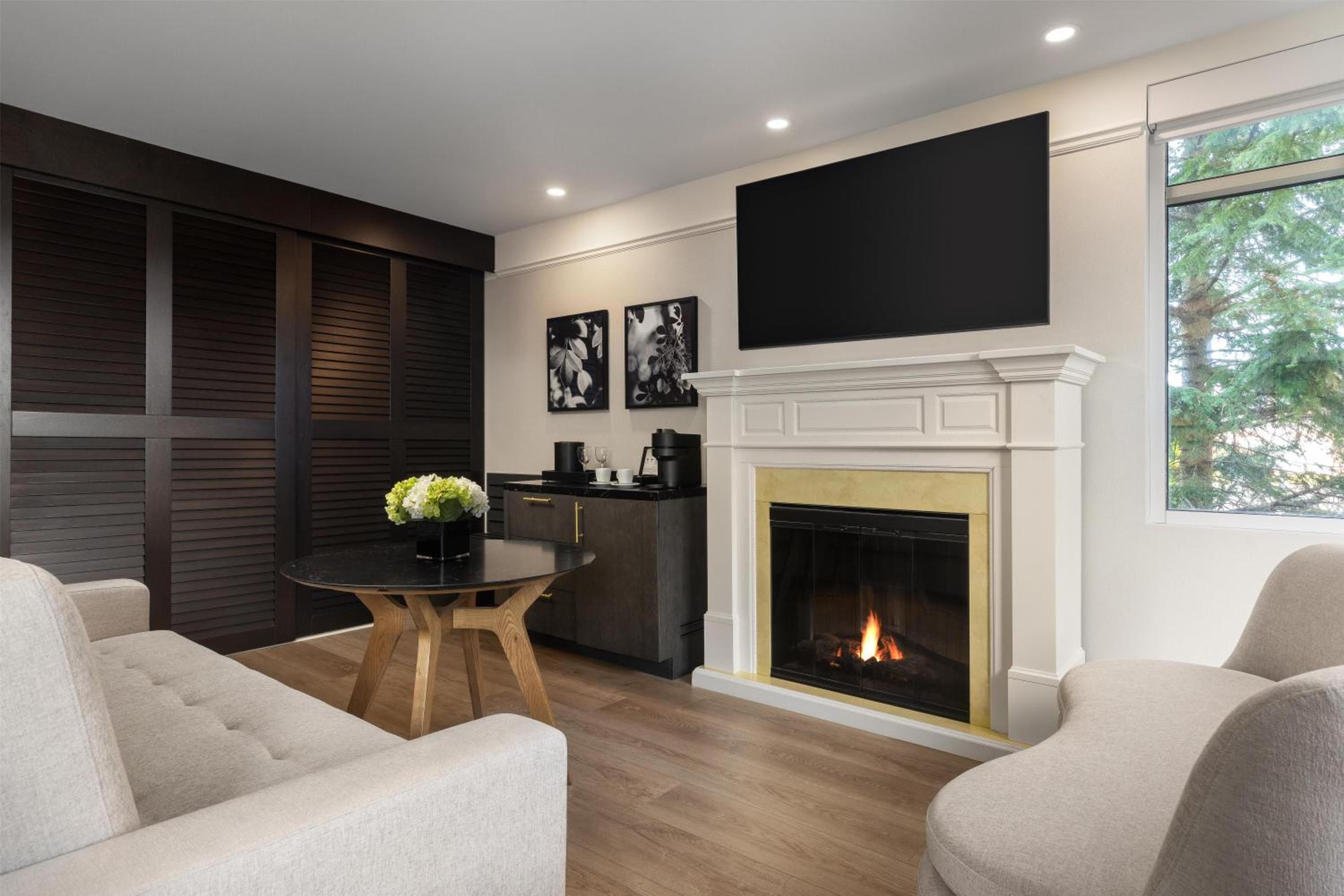 Junior King Suite with Seating Area - Photo 4