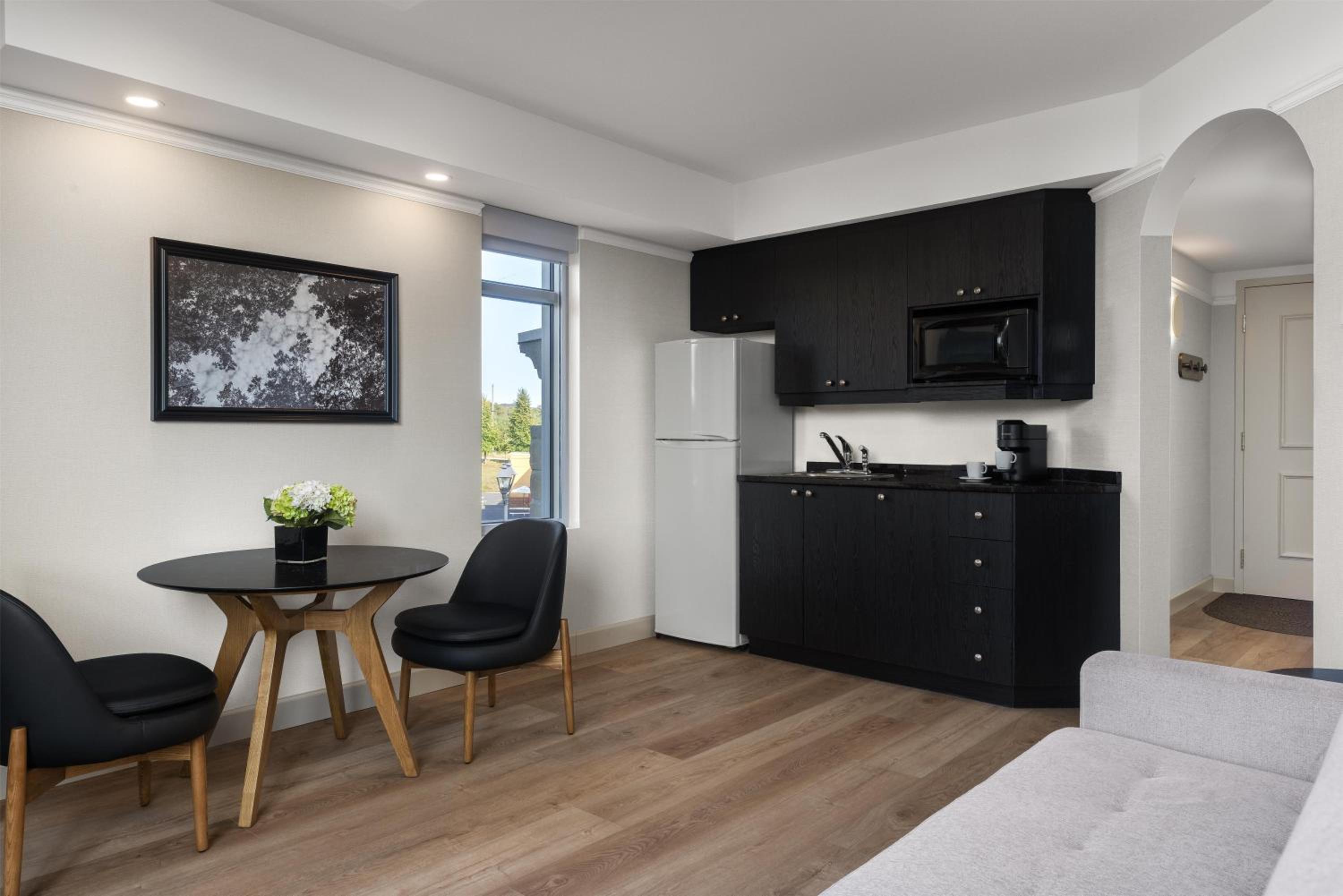 One-Bedroom King Suite - Photo 6