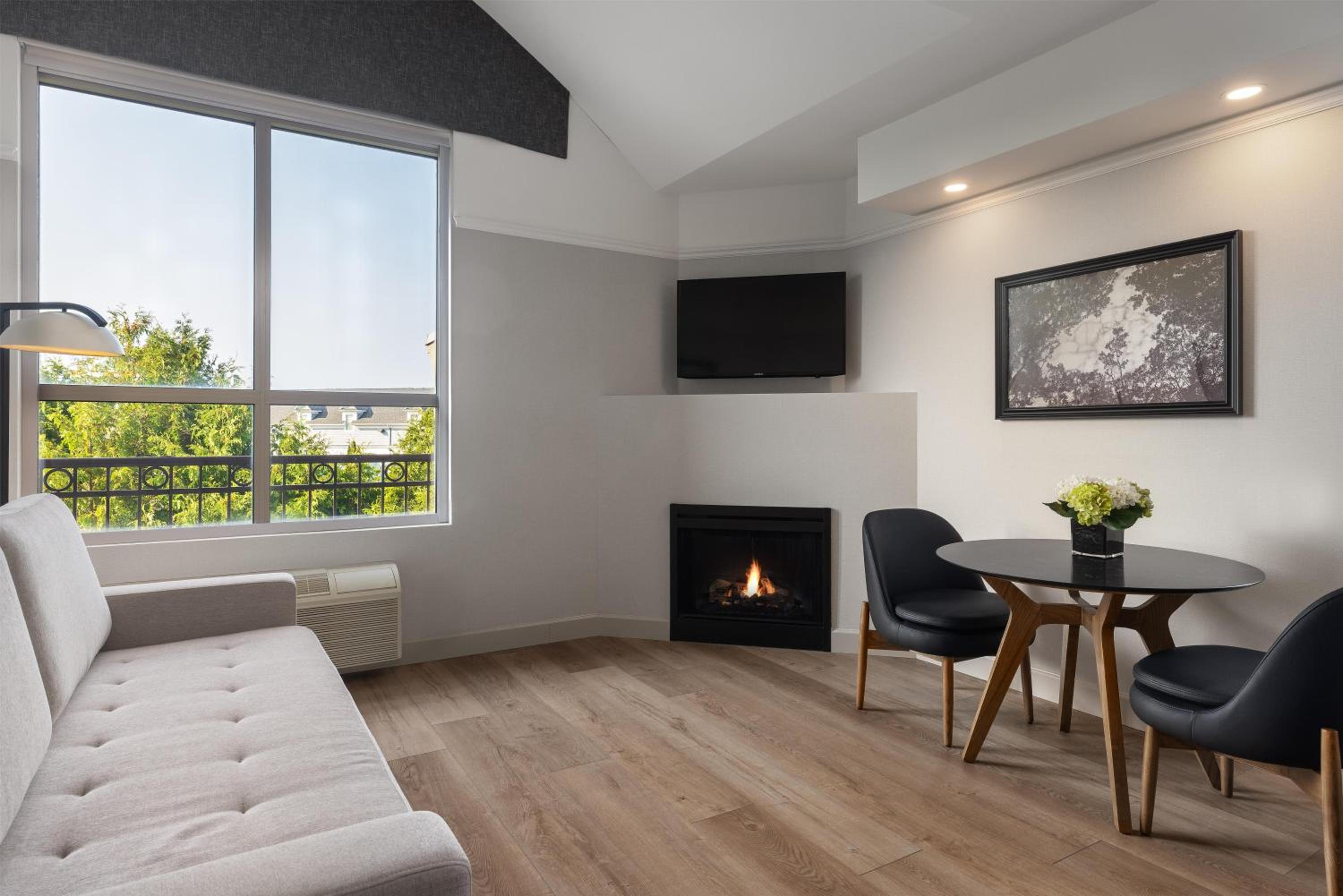 One-Bedroom King Suite - Photo 7