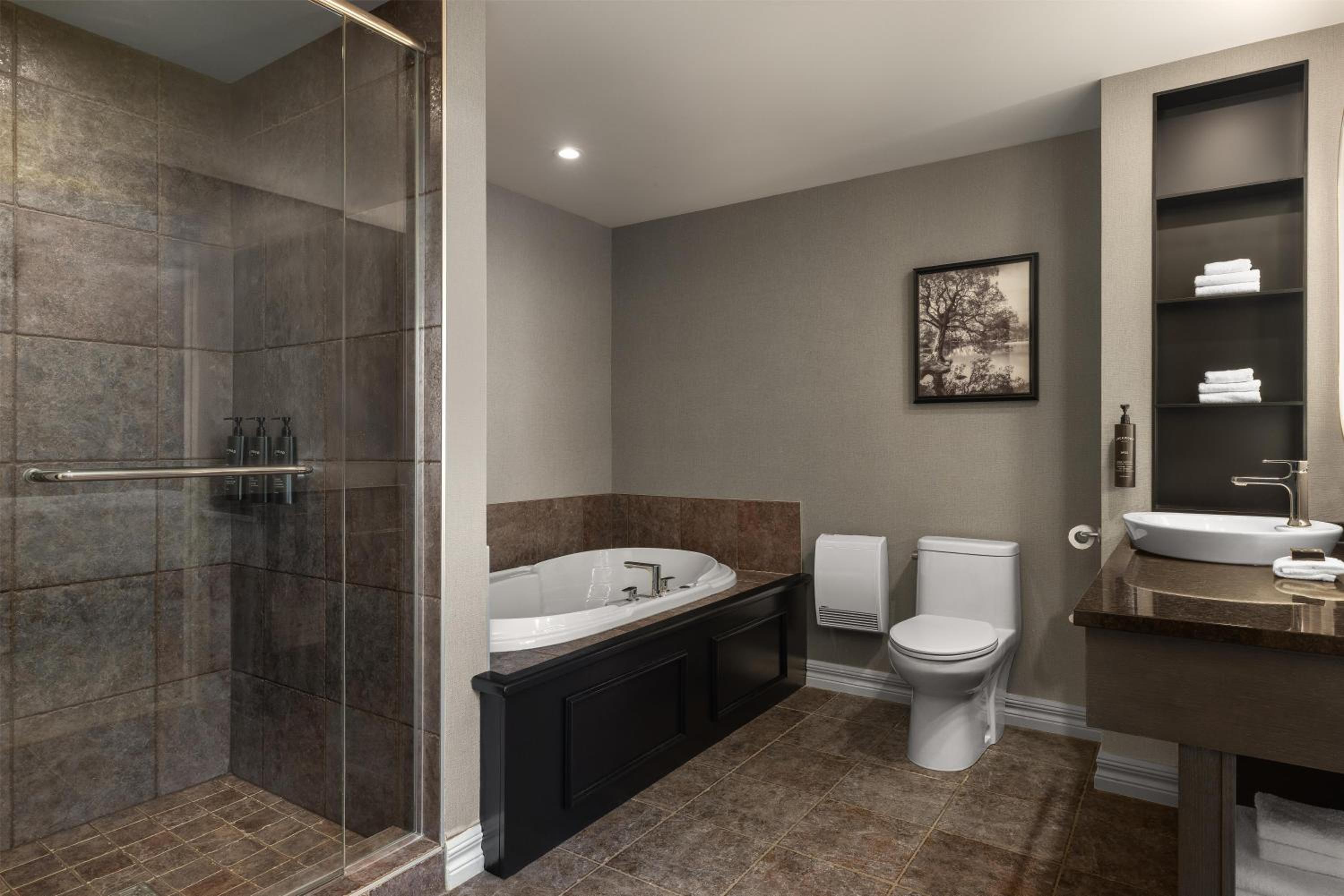 One-Bedroom King Suite with Bath Tub - Photo 7