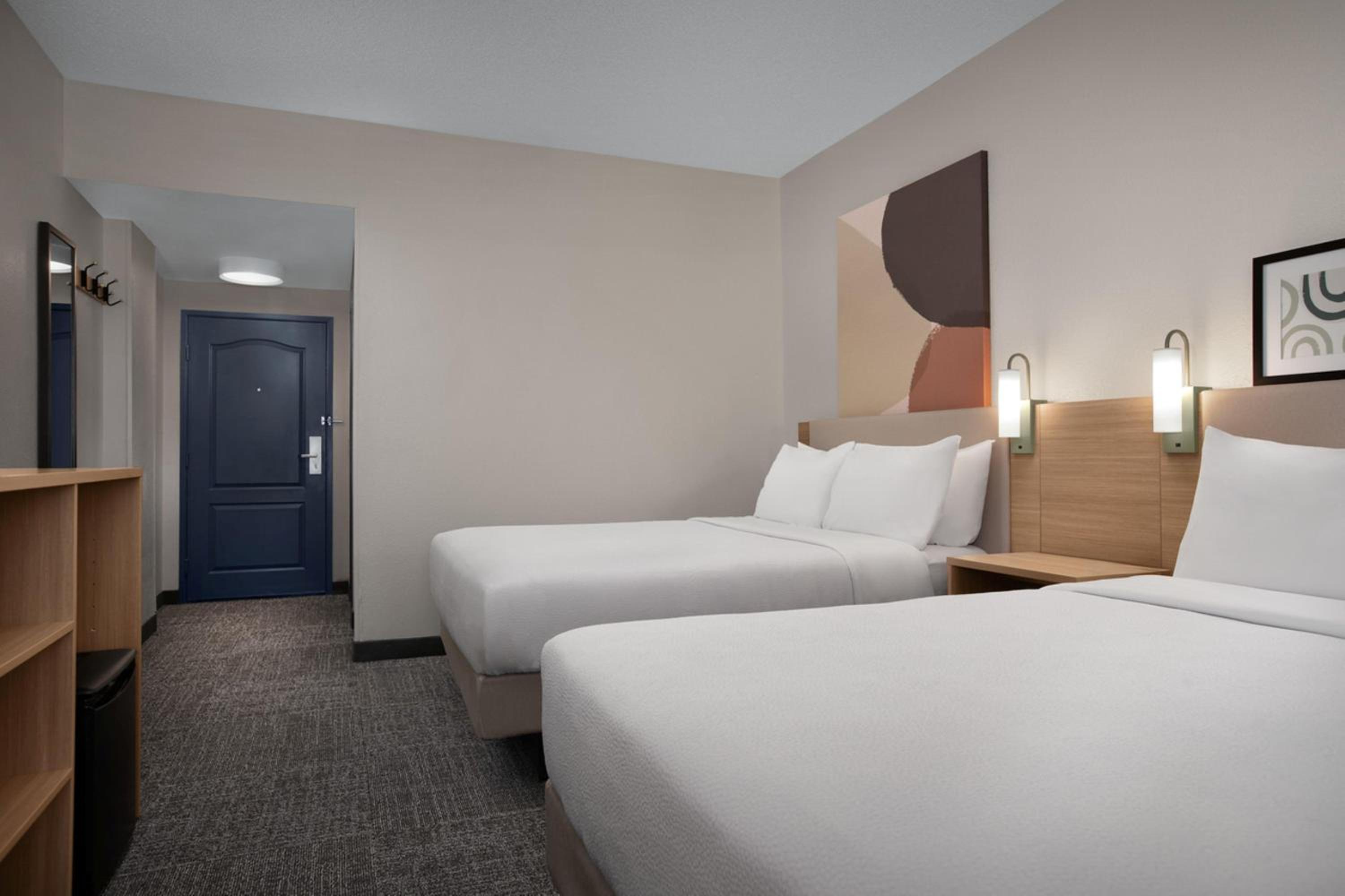 Queen Room with Two Queen Beds - Photo 2