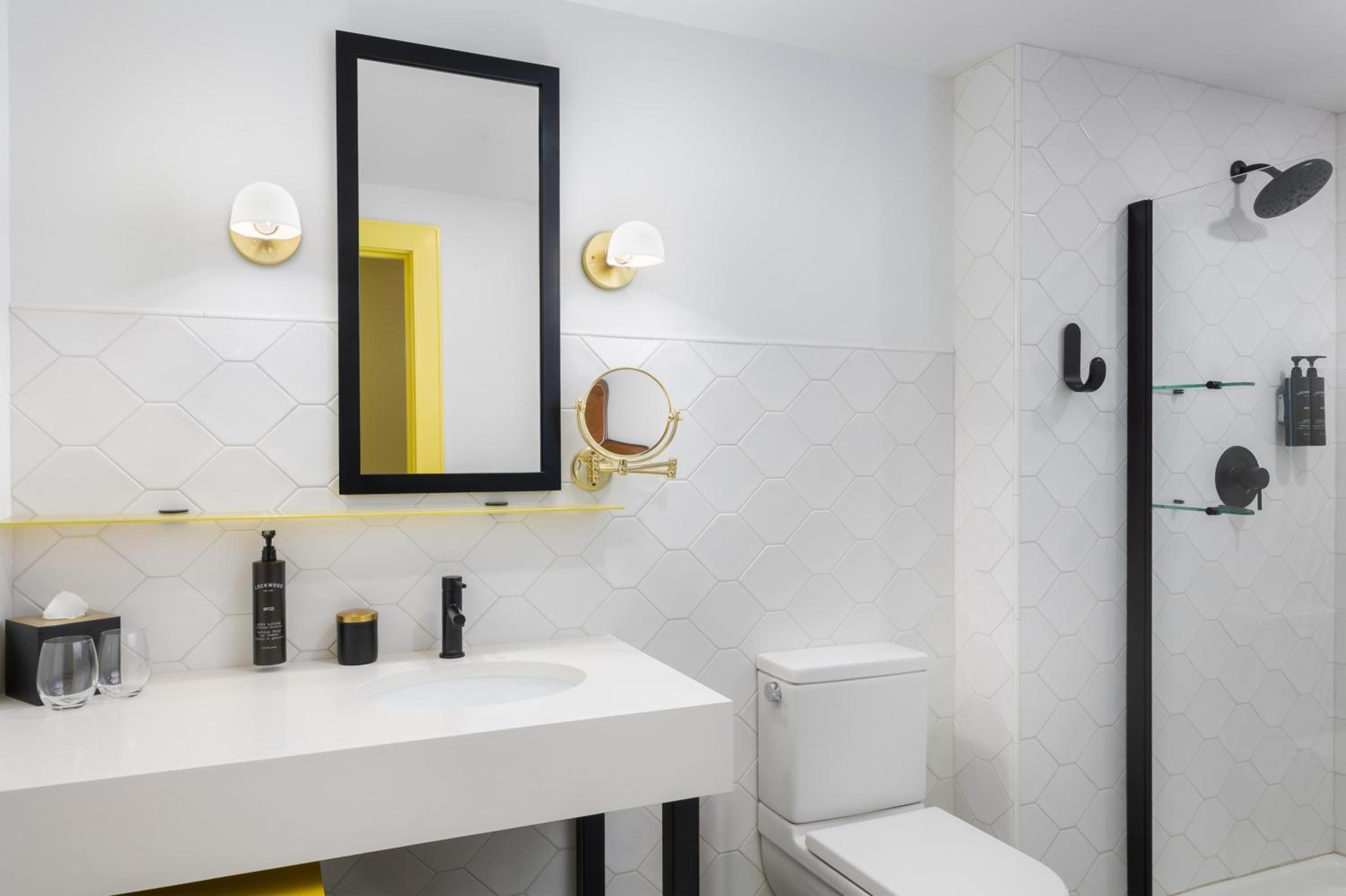 One-Bedroom Yellow King Suite with Kitchenette - Photo 2