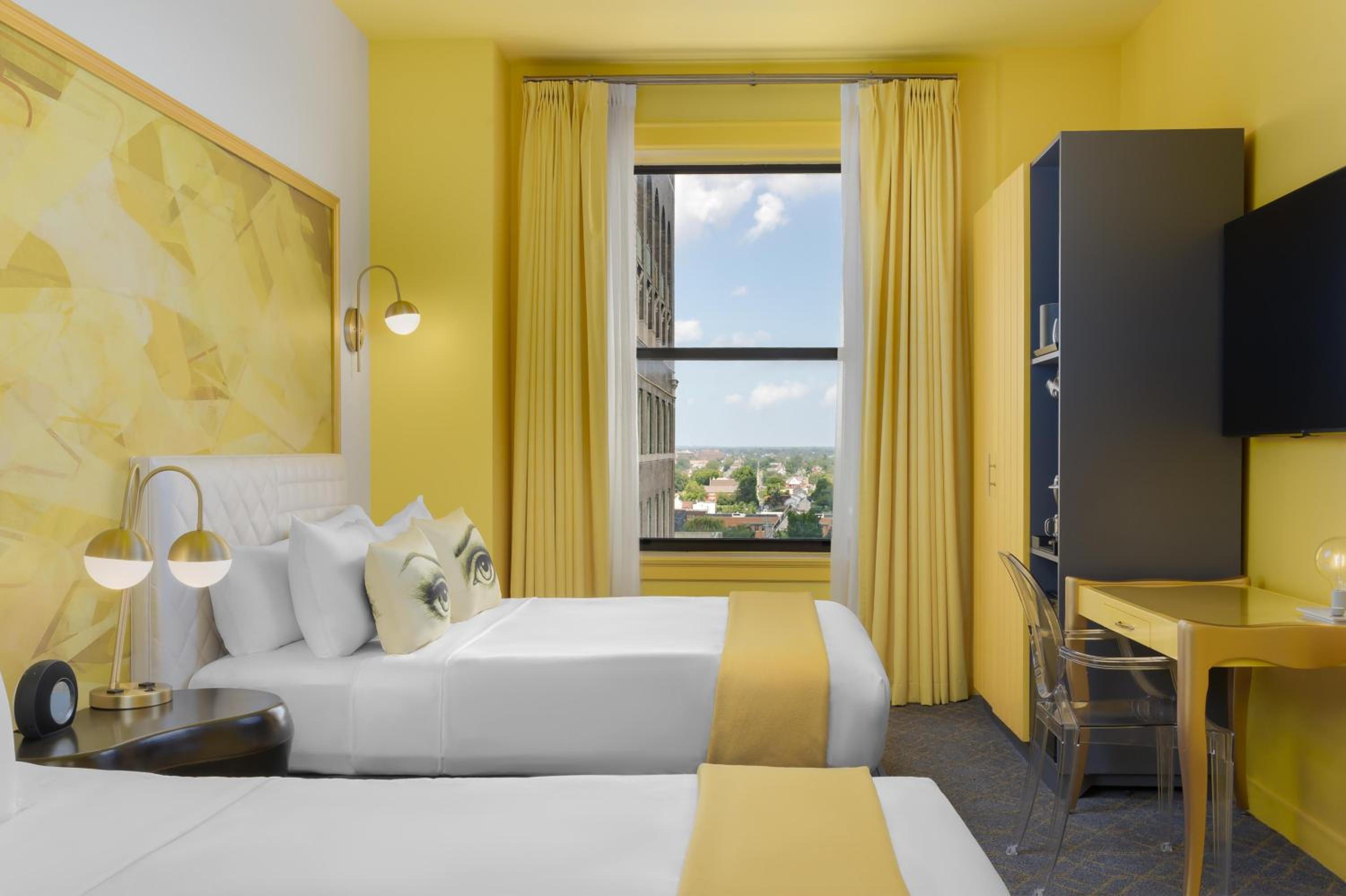 Queen Room with Two Queen Beds - Photo 3