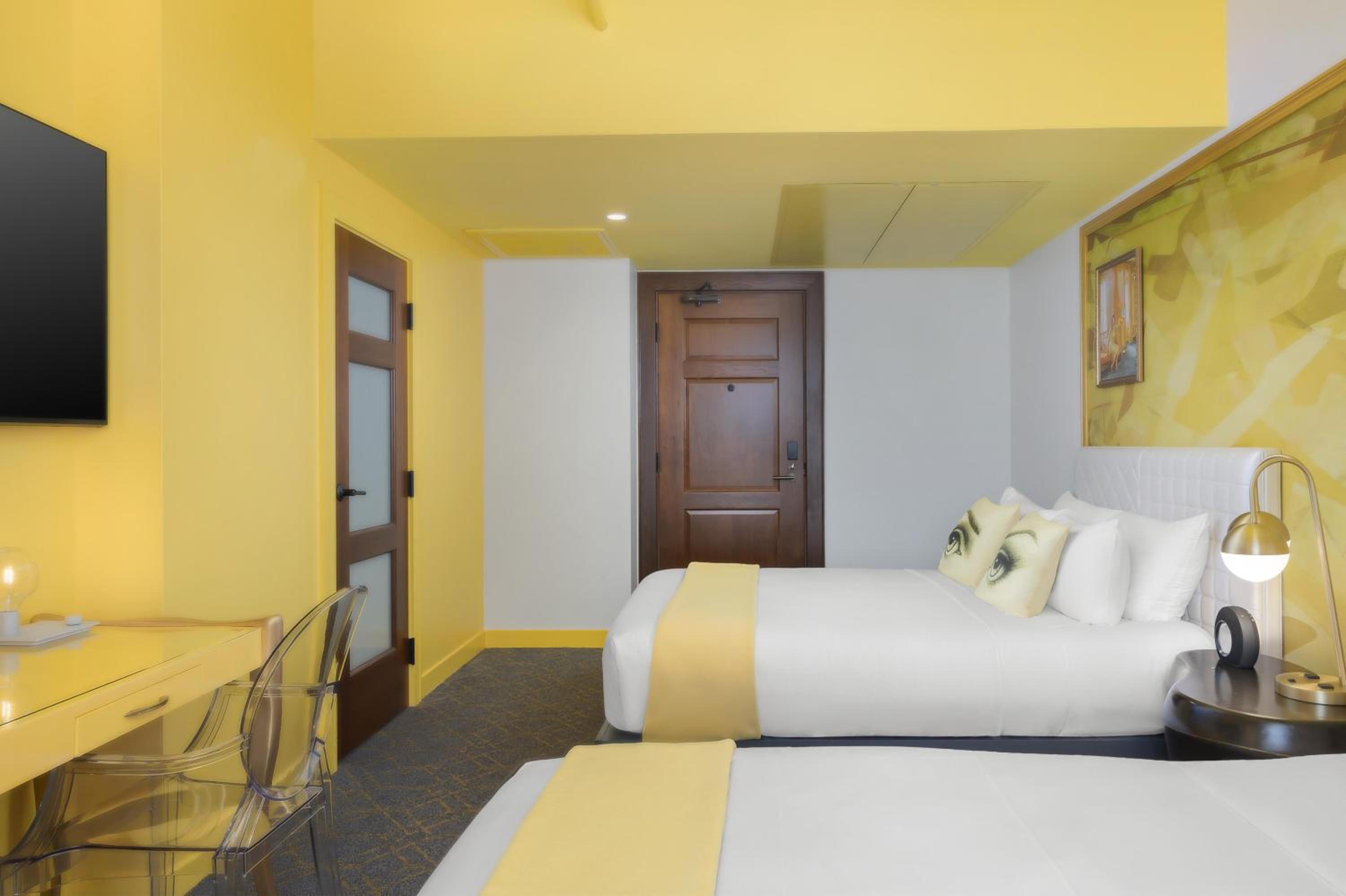 Queen Room with Two Queen Beds - Photo 4