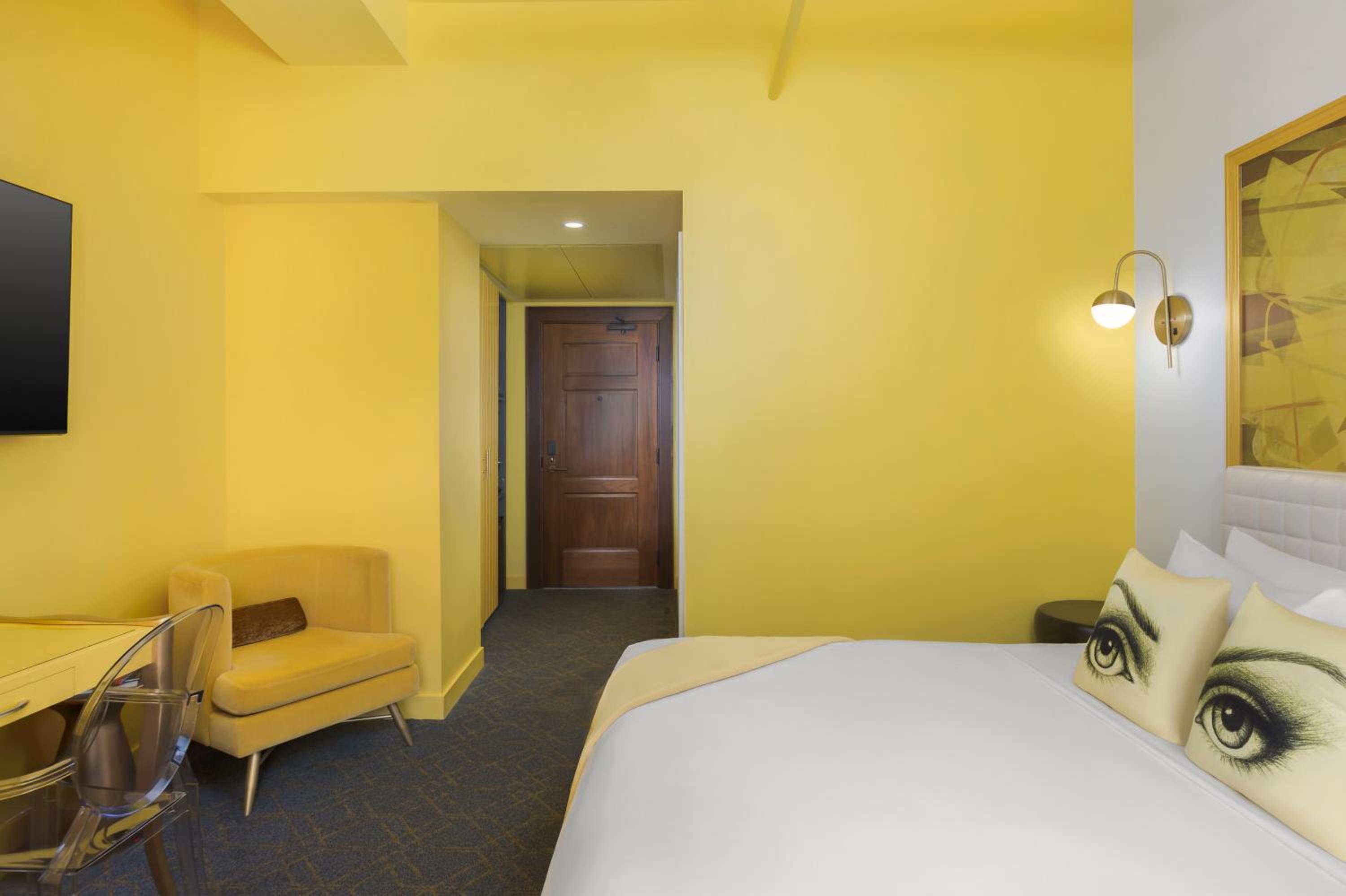 Yellow Queen Room - Photo 2