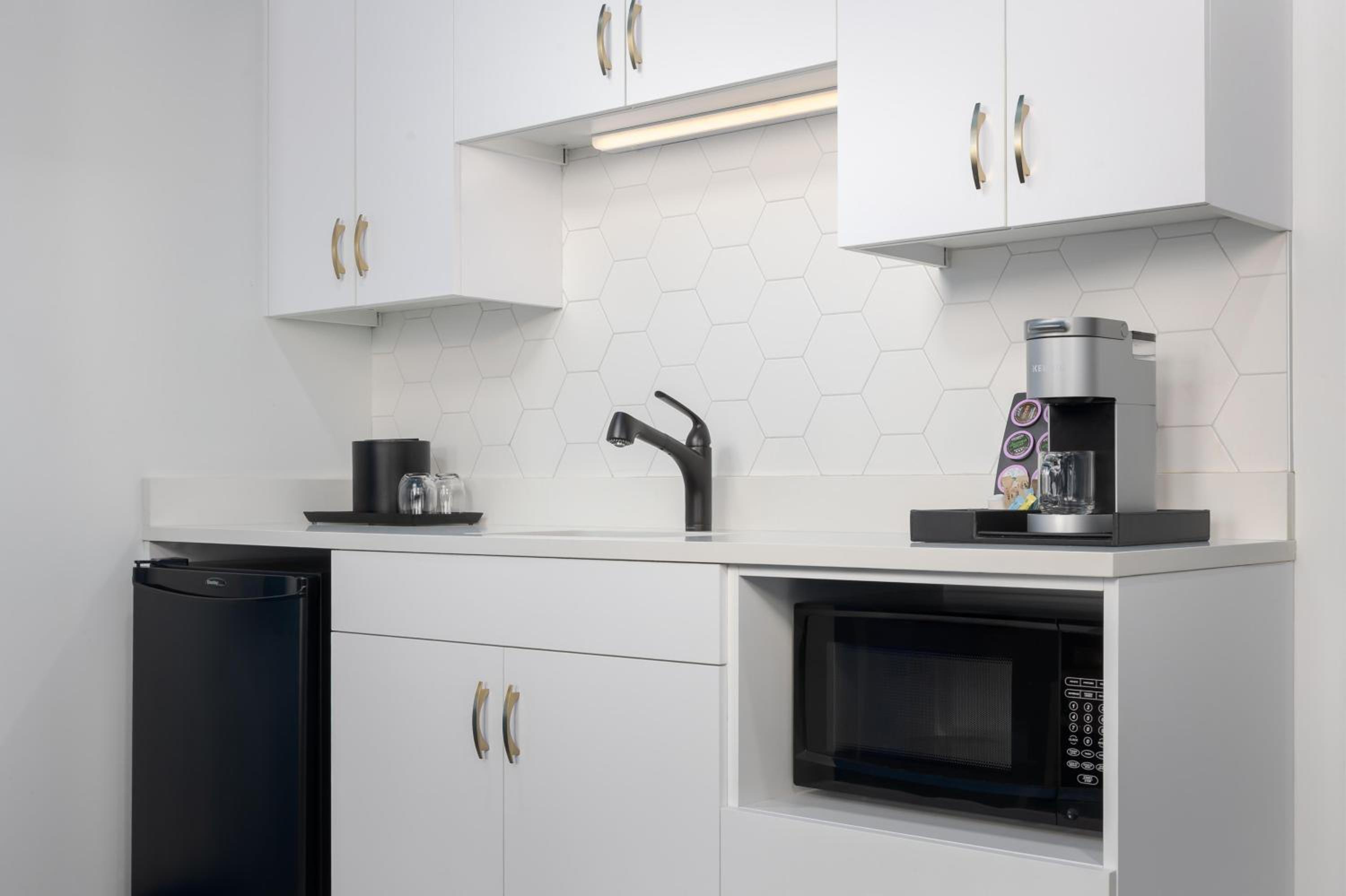 One-Bedroom Green King Suite with Kitchenette - Photo 4