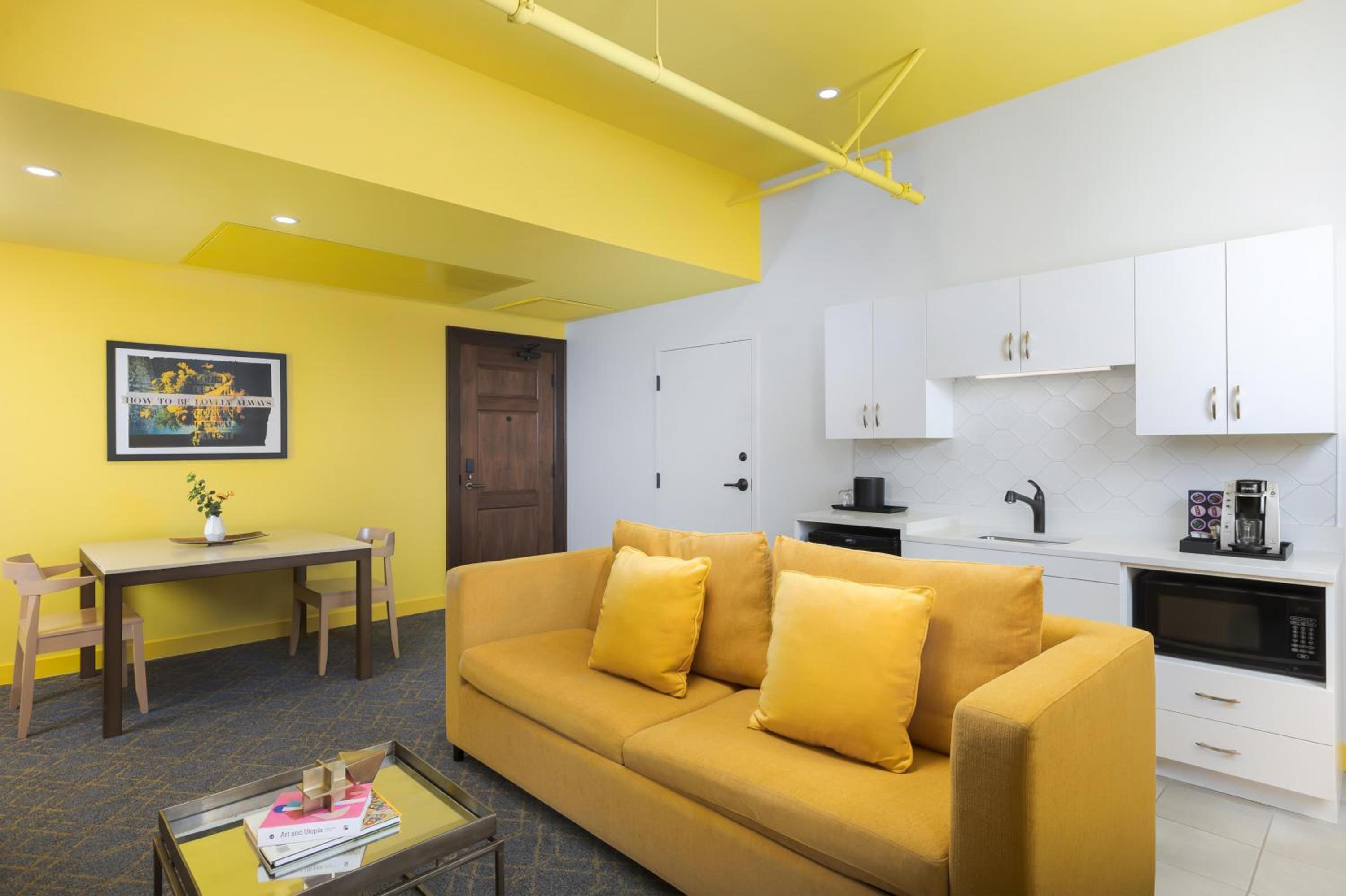 One-Bedroom Yellow King Suite with Kitchenette - Photo 5