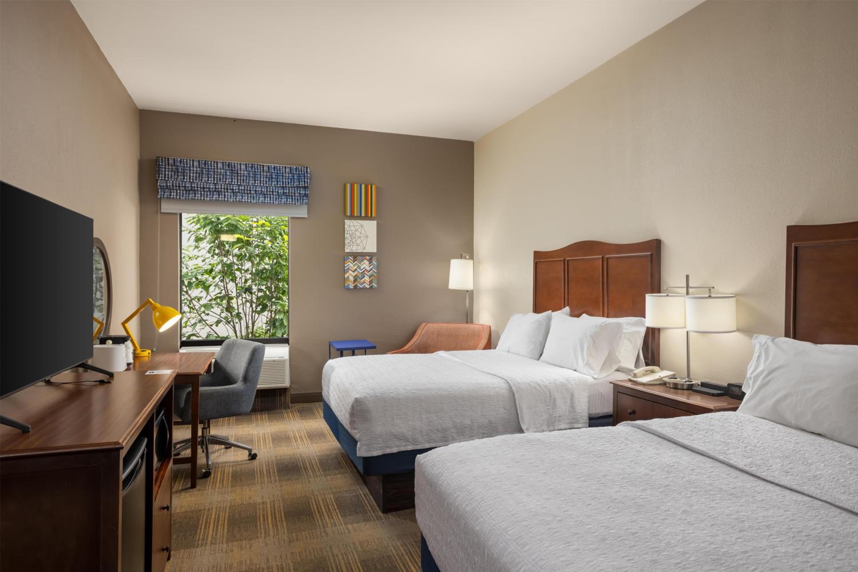 Room with Two Queen Beds - Non-Smoking - Photo 3