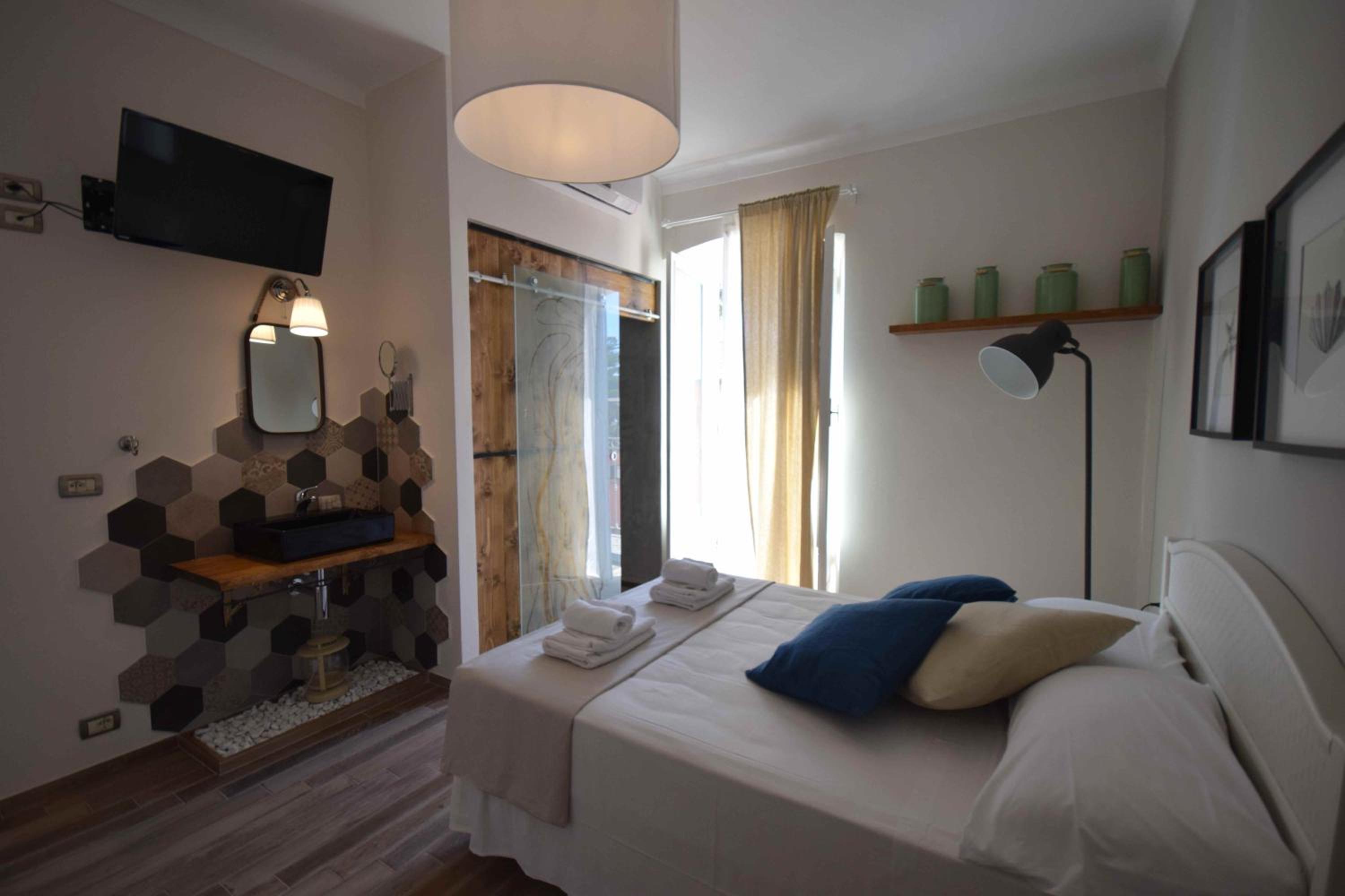 Deluxe Double Room with Balcony - Photo 2
