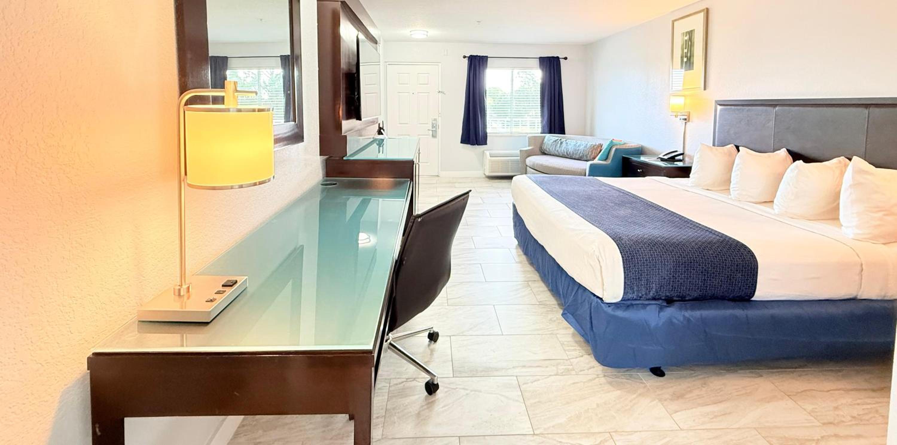 Deluxe King Room - Non-Smoking photo 2