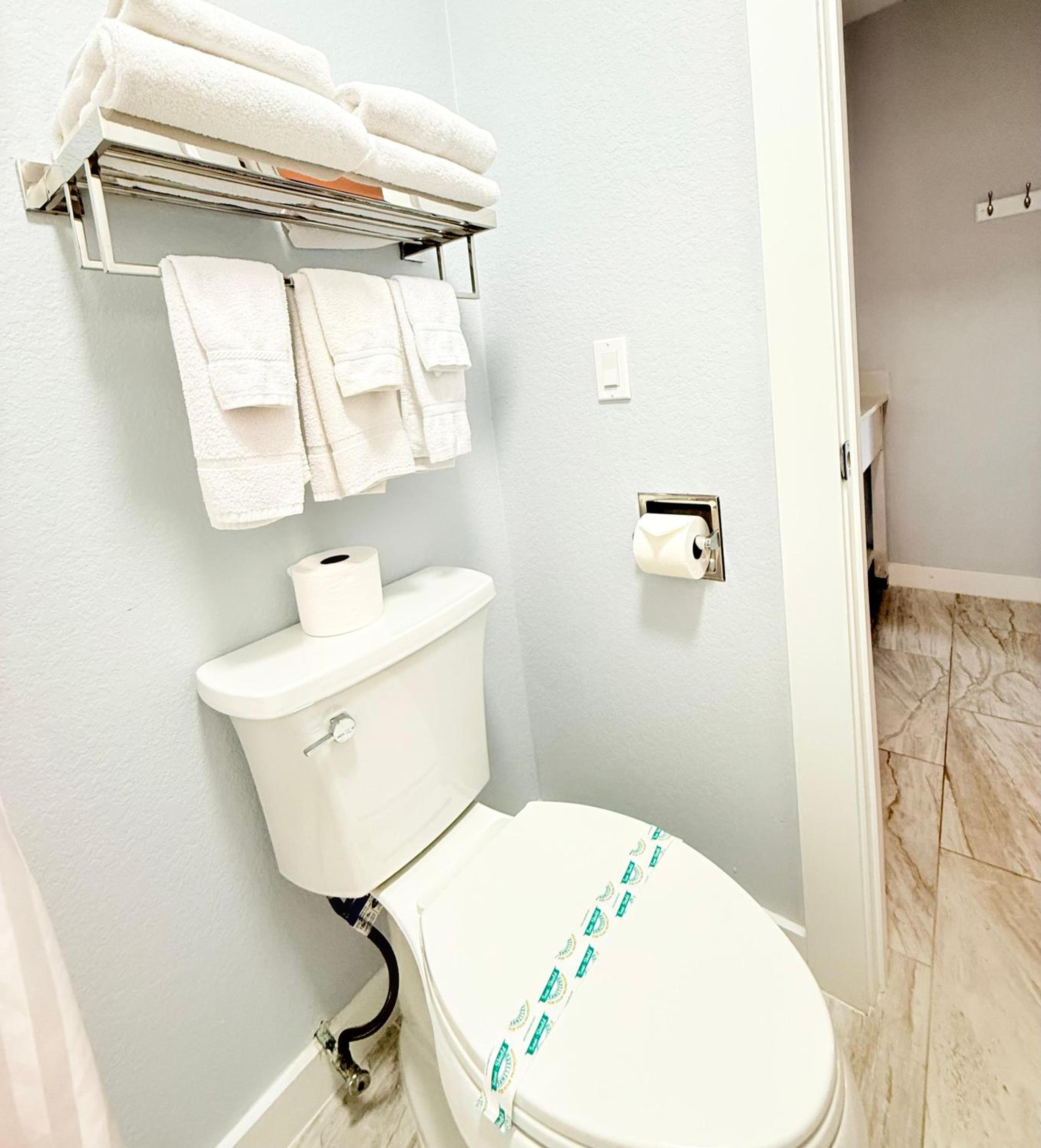 Deluxe Queen Room with Two Queen Beds - Non-Smoking photo 3